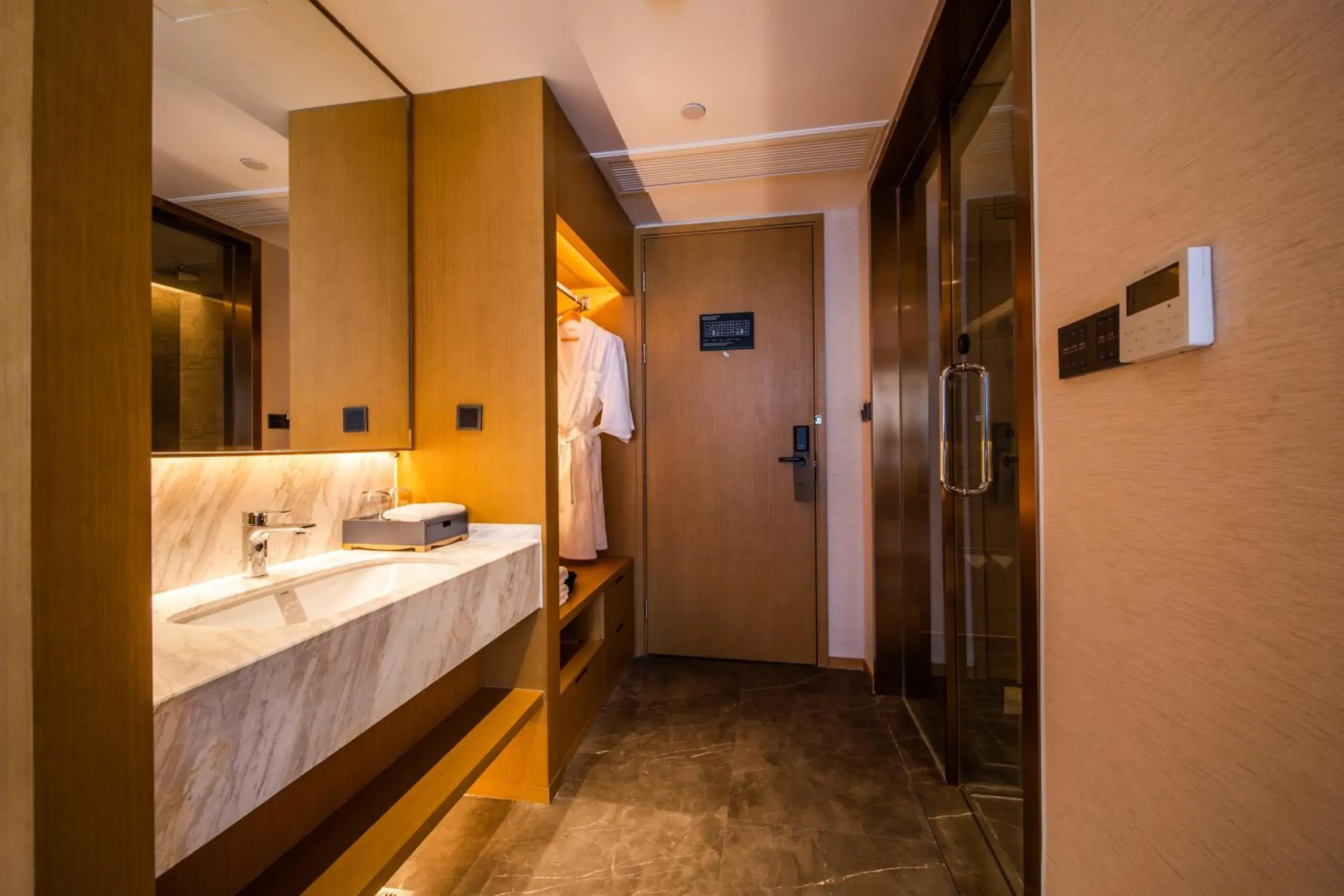 King Standard Room - Smoking in Howard Johnson by Wyndham Lanting Hotel Ningbo King Standard Room - Smoking in Howard Johnson by Wyndham Lanting Hotel Ningbo