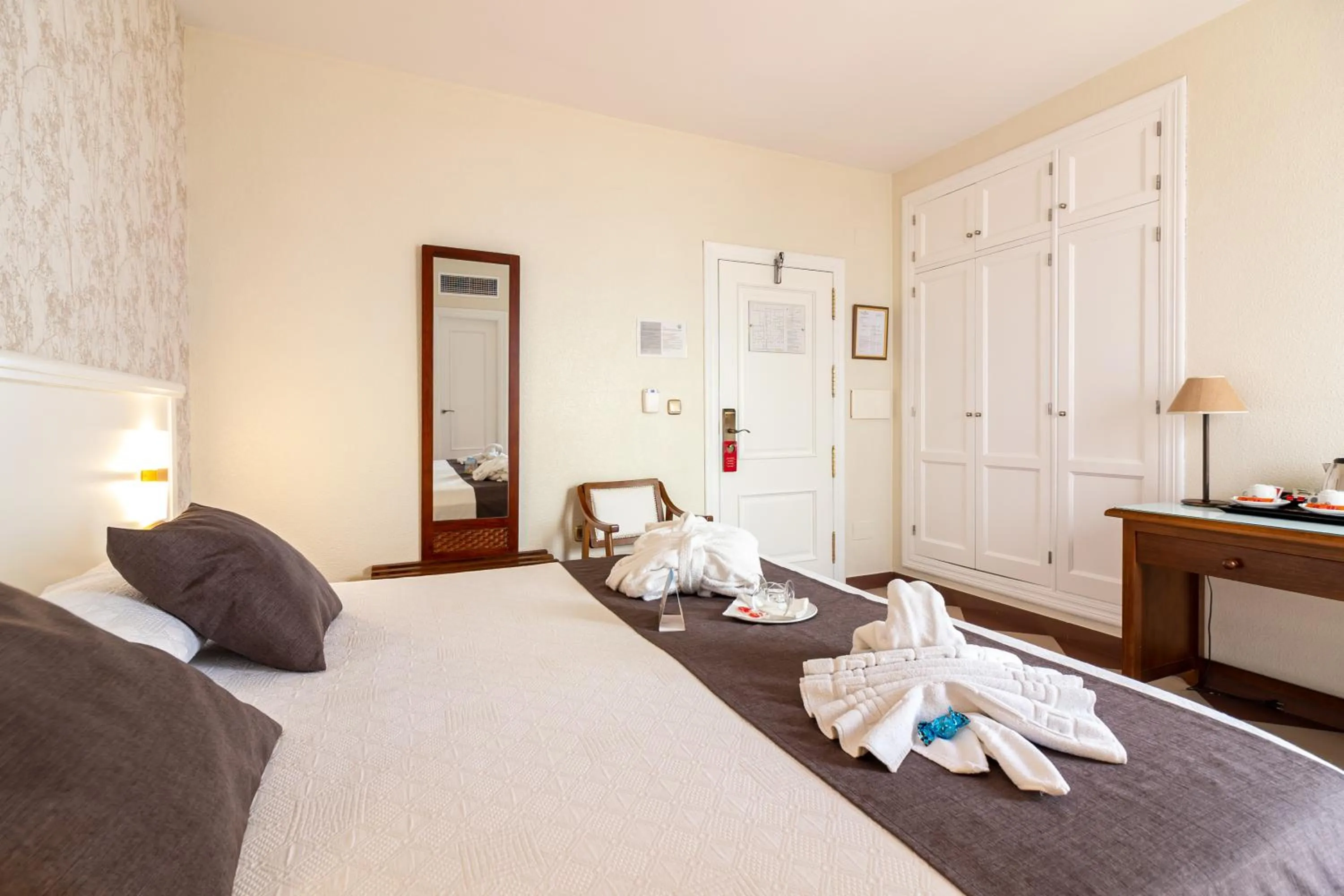 Bedroom, Bed in Hotel Avenida Tropical by Bossh! Hotels