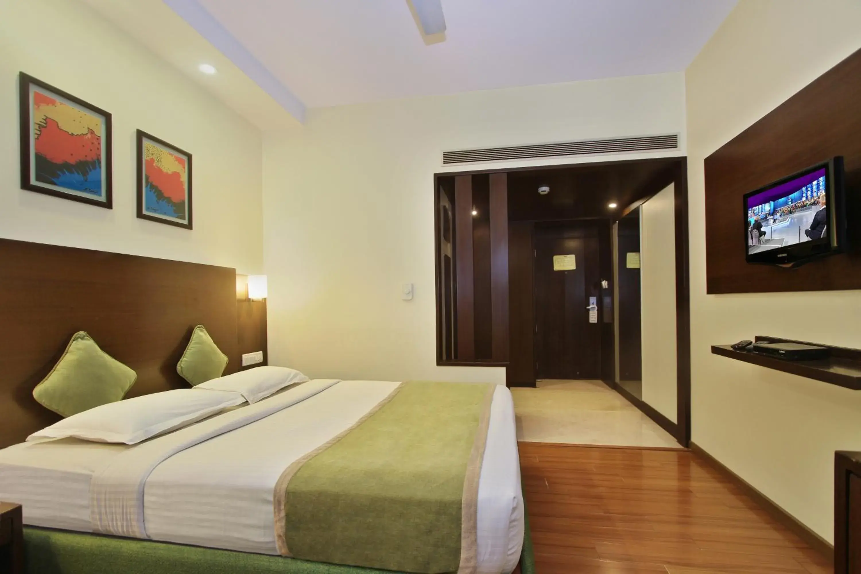 Communal lounge/ TV room, Bed in La Sara Hometel Communal lounge/ TV room, Bed in La Sara Hometel