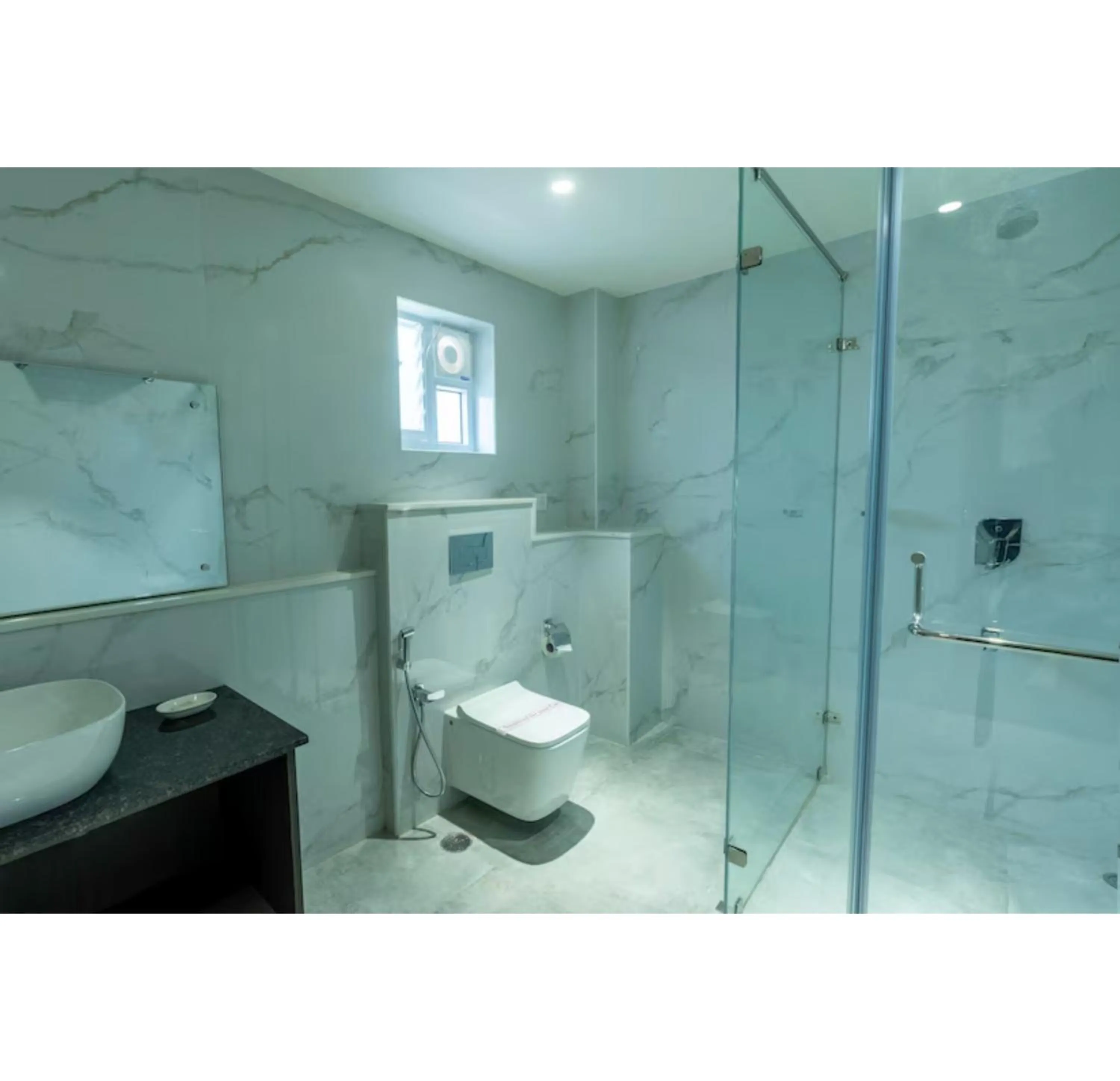 Toilet in La Sara Comforts