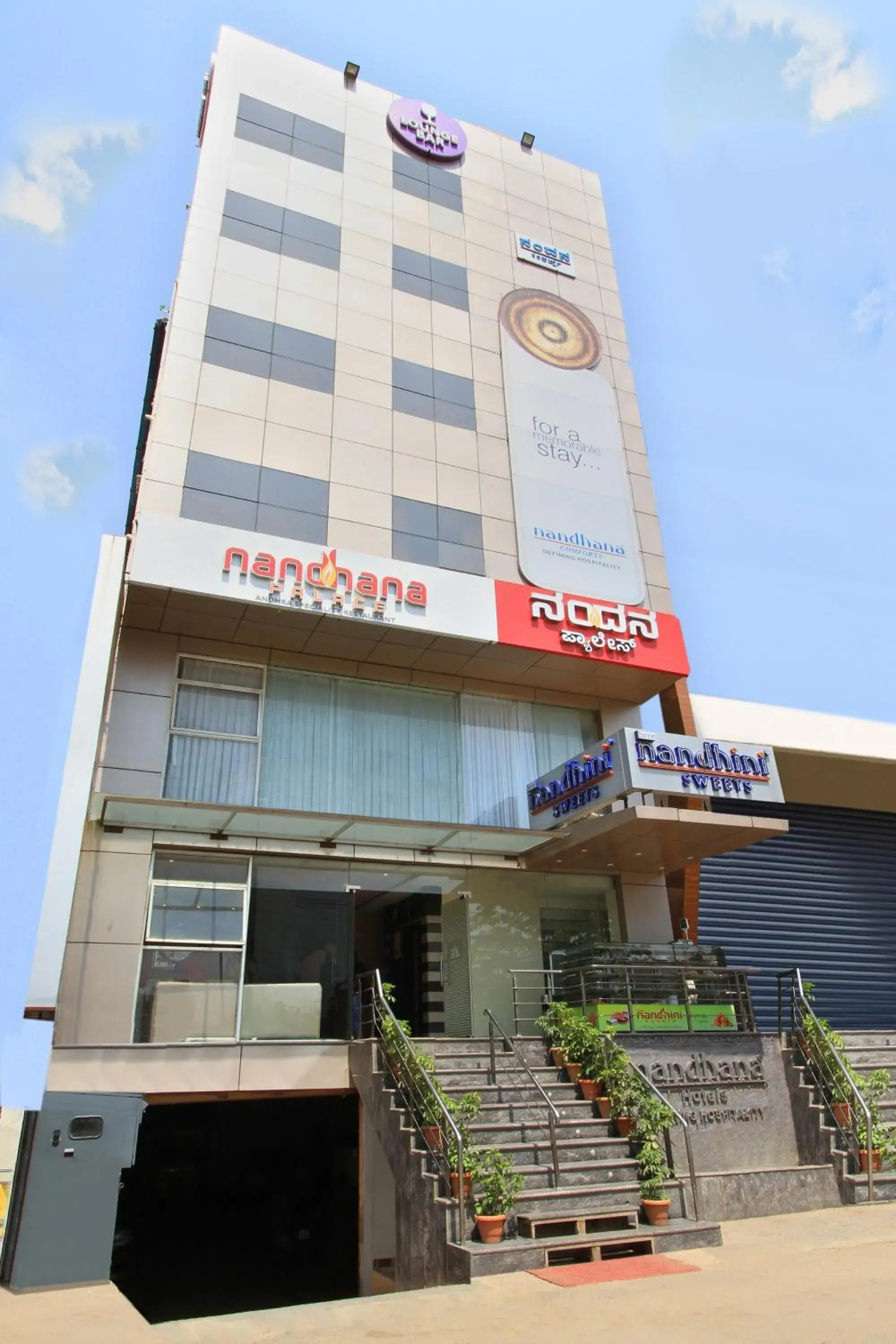 Property building in La Sara Comforts Property building in La Sara Comforts