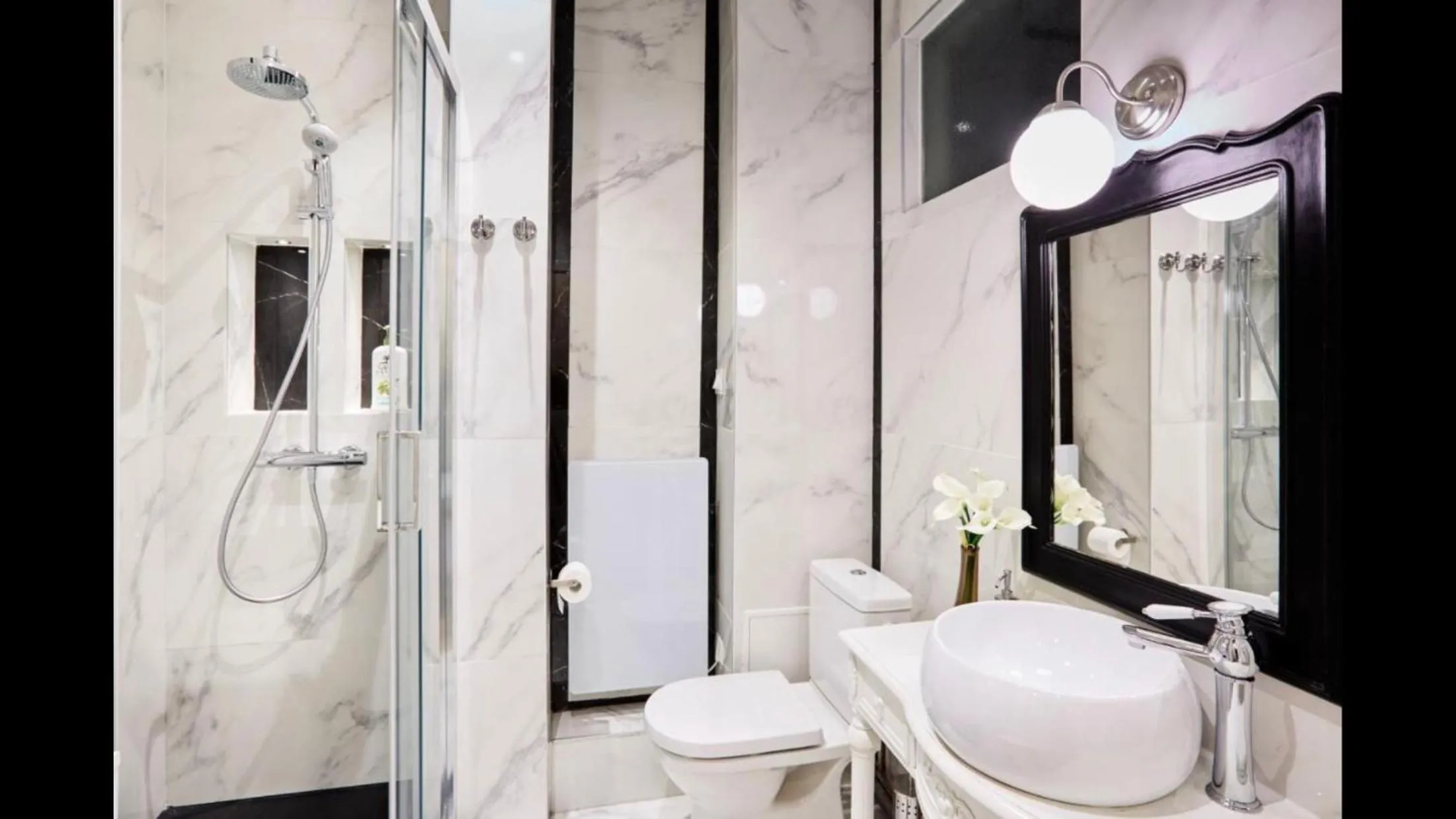 Toilet in Le Gatsby 3 étoiles
