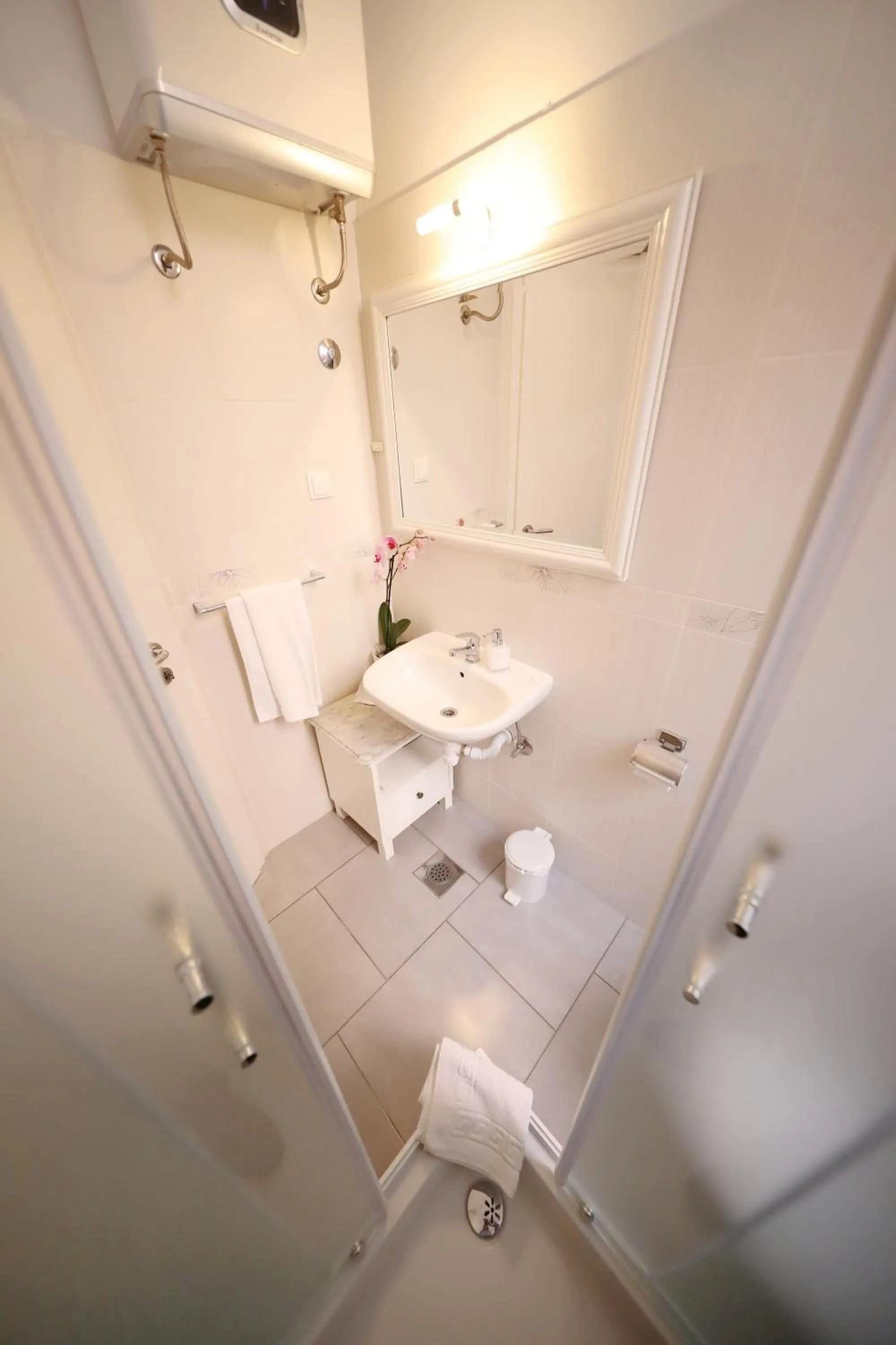 Shower in Rooms Tisa Old Town