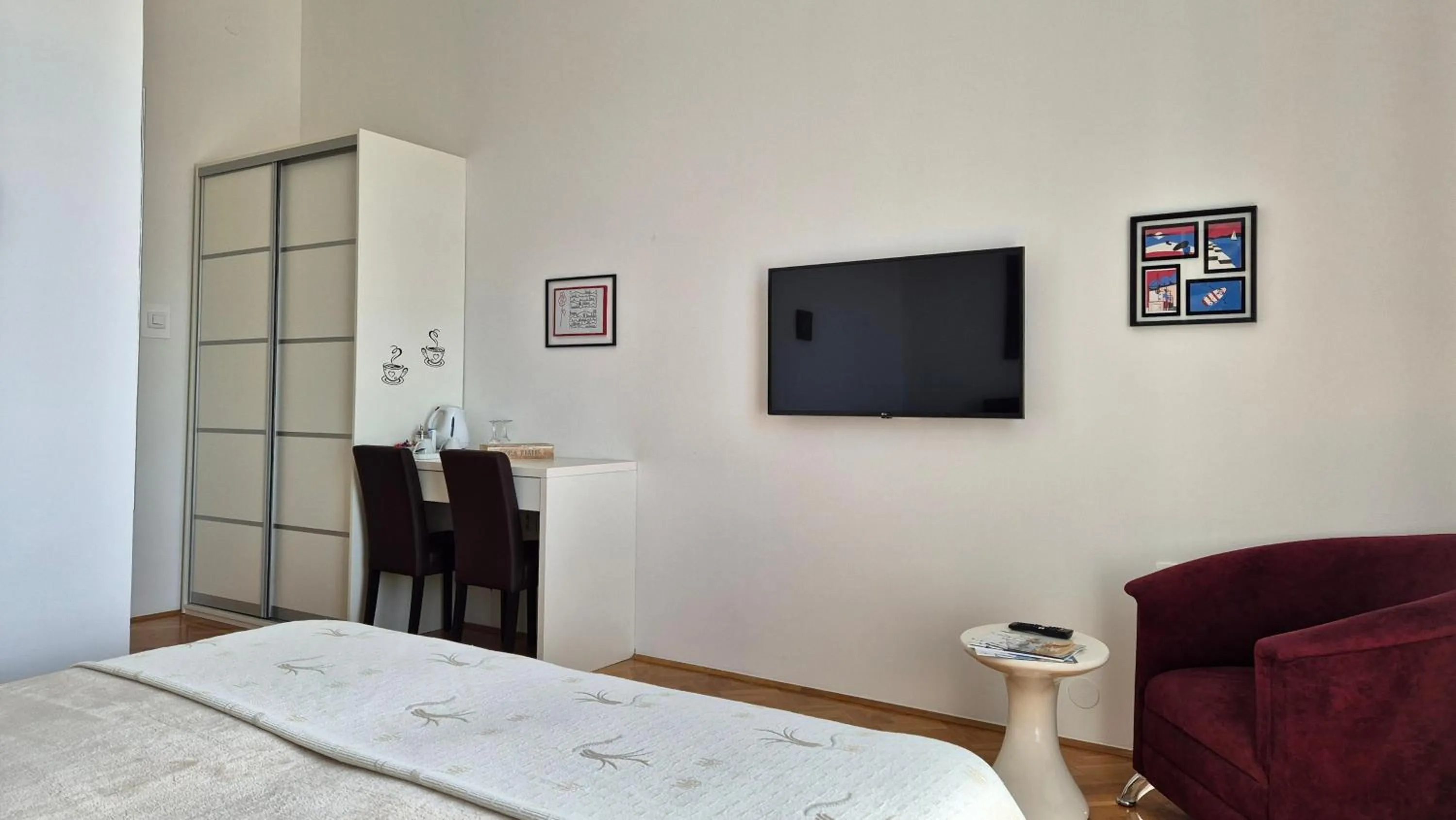 TV and multimedia, Bed in Rooms Tisa Old Town