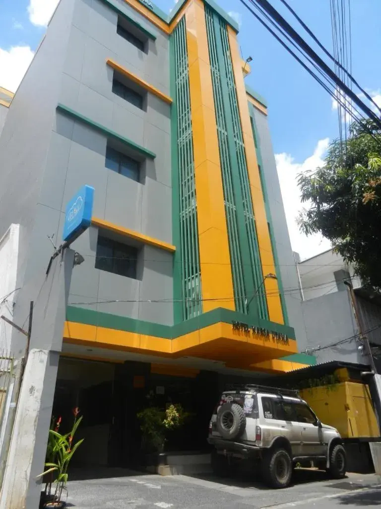 Facade/entrance in Karsa Utama Hotel Facade/entrance in Karsa Utama Hotel