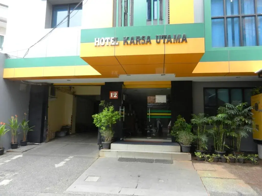 Facade/entrance in Karsa Utama Hotel Facade/entrance in Karsa Utama Hotel