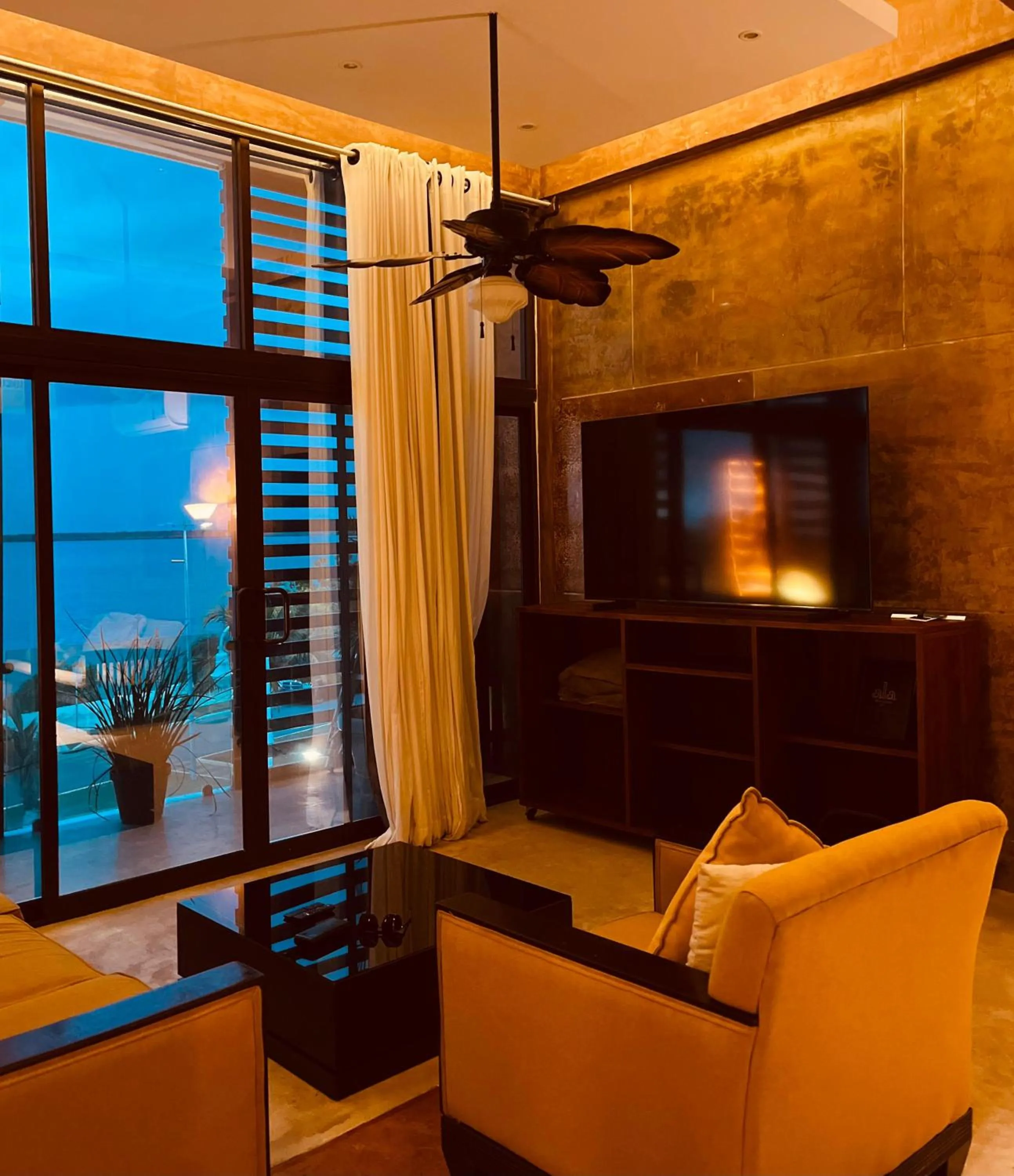 Communal lounge/ TV room in Apartamentos "Ala Residencias"