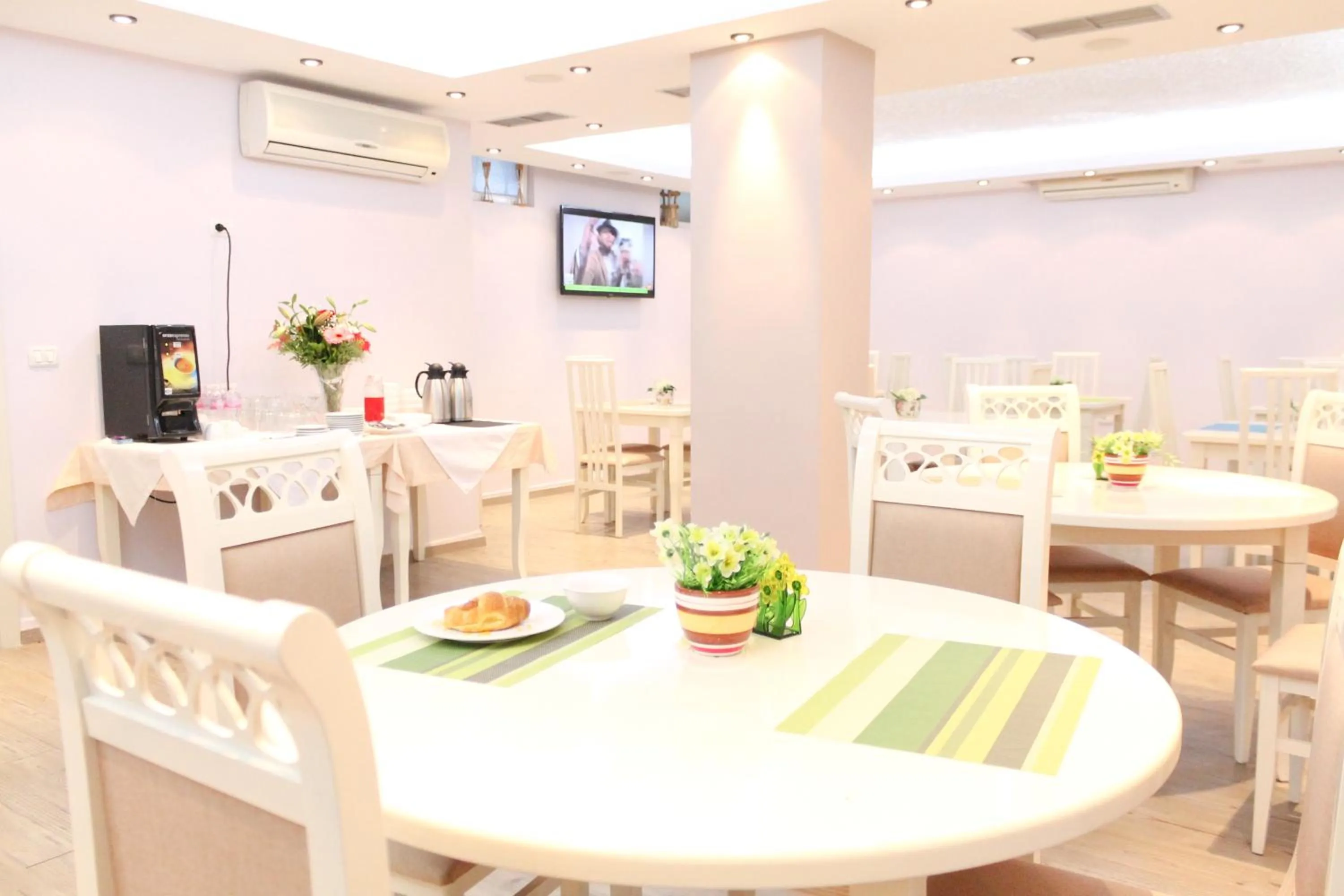 Restaurant/places to eat in Hotel Vila Verde City Center