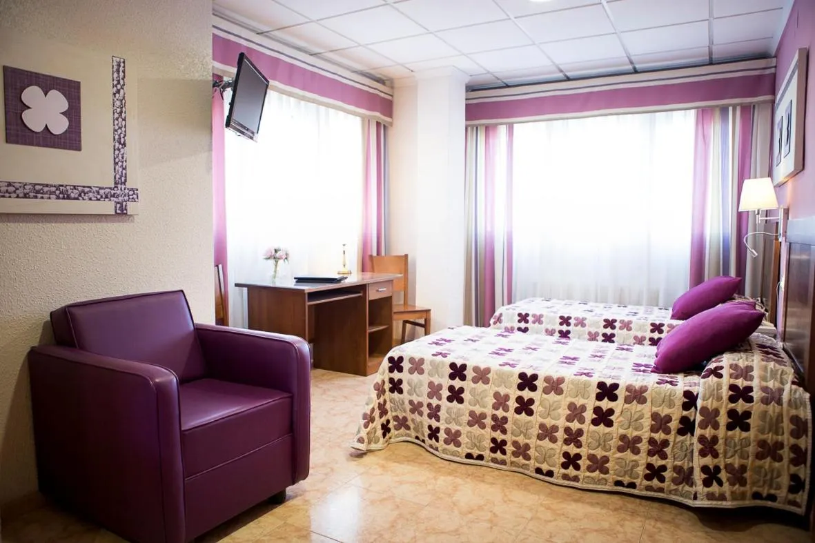 Photo of the whole room, Bed in Manolo