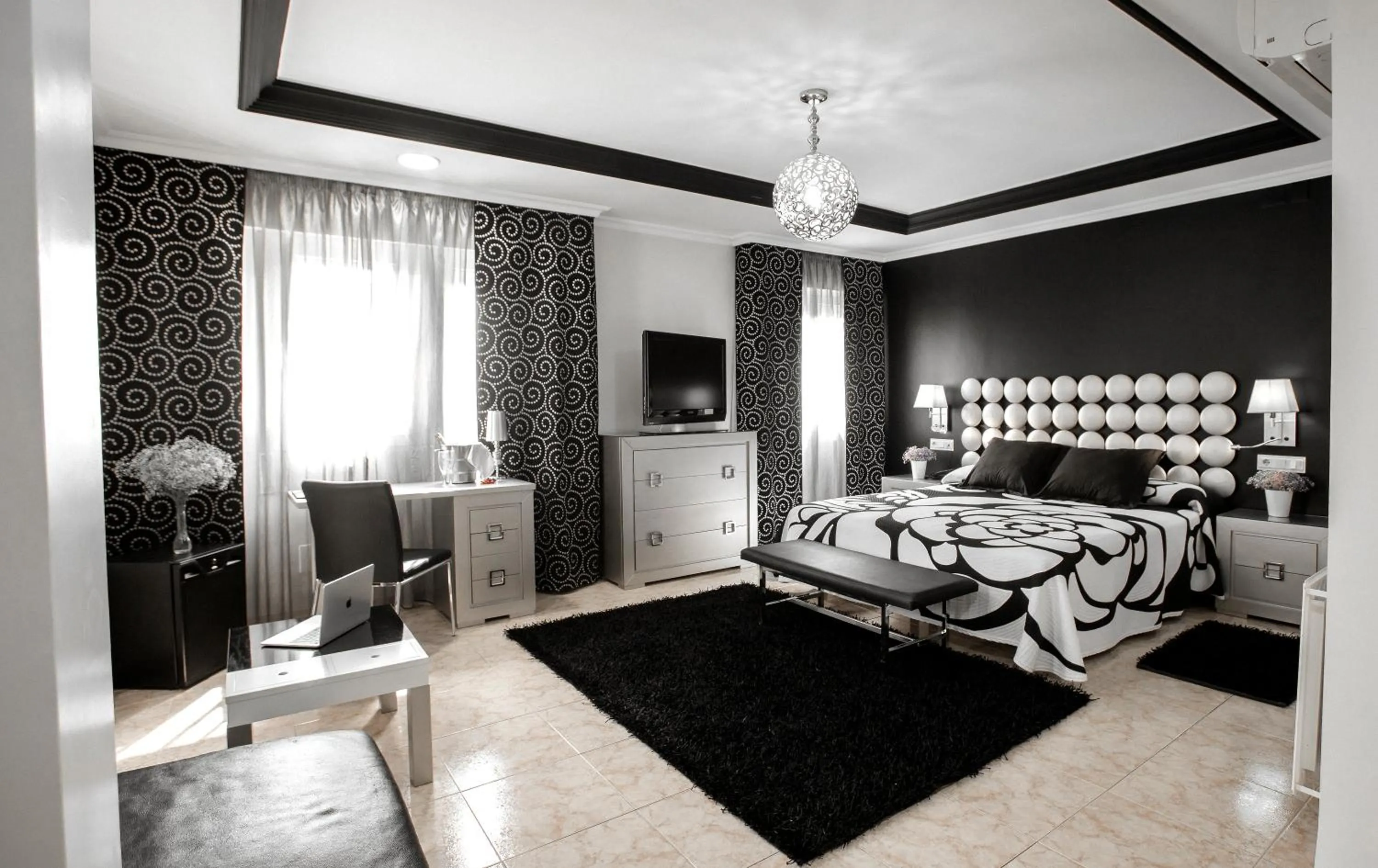 Photo of the whole room, Bed in Manolo