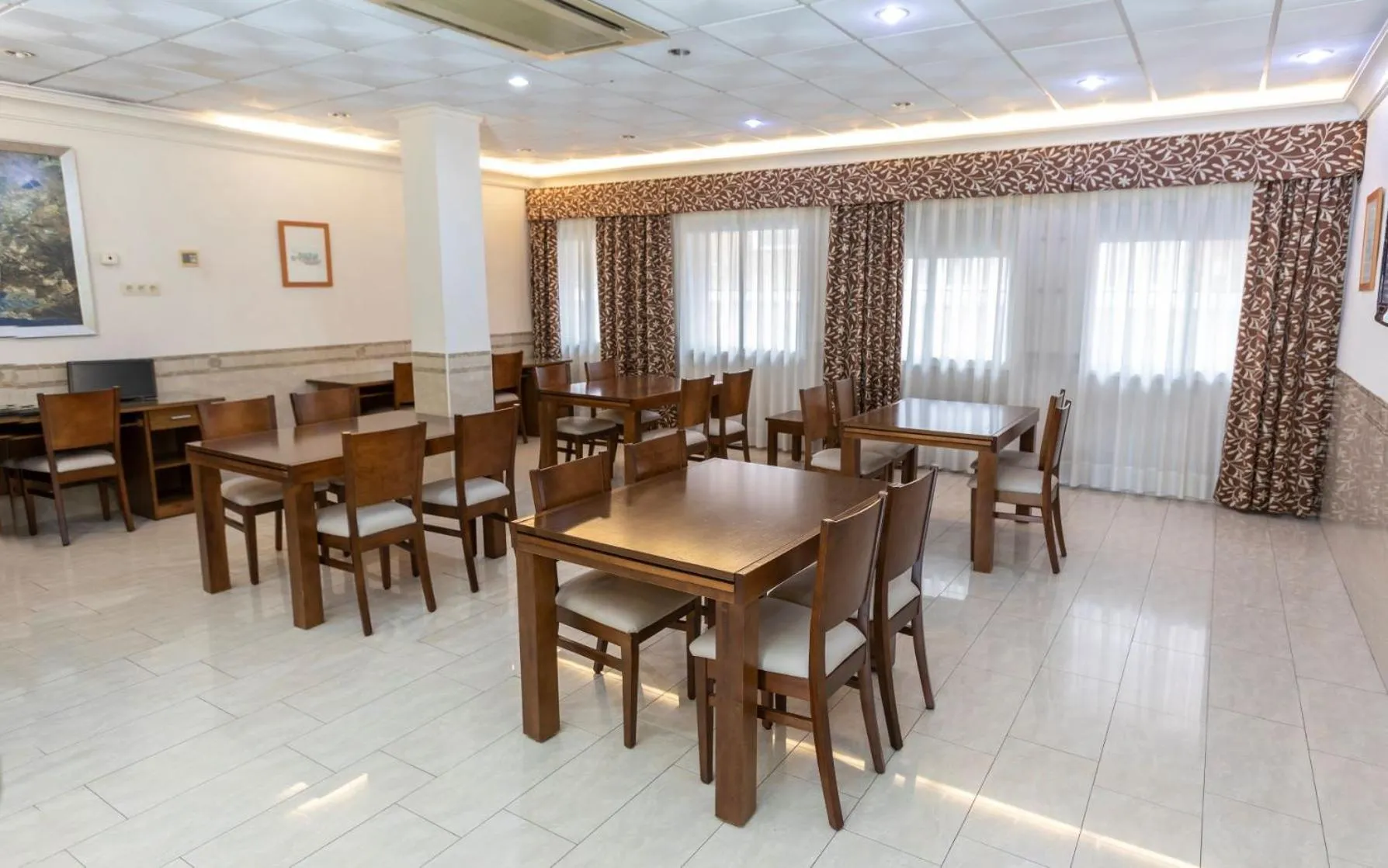 Communal lounge/ TV room in Manolo