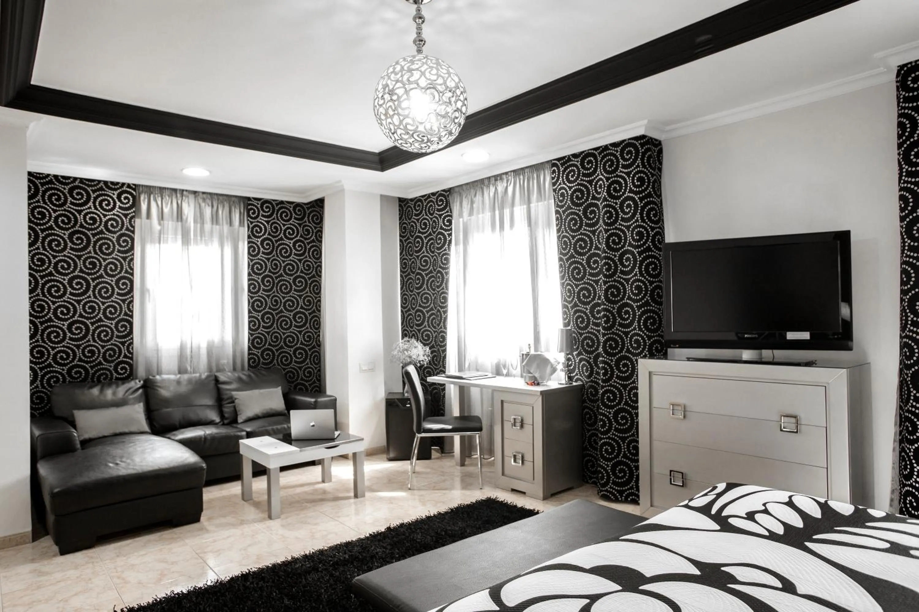 Photo of the whole room, Bed in Manolo