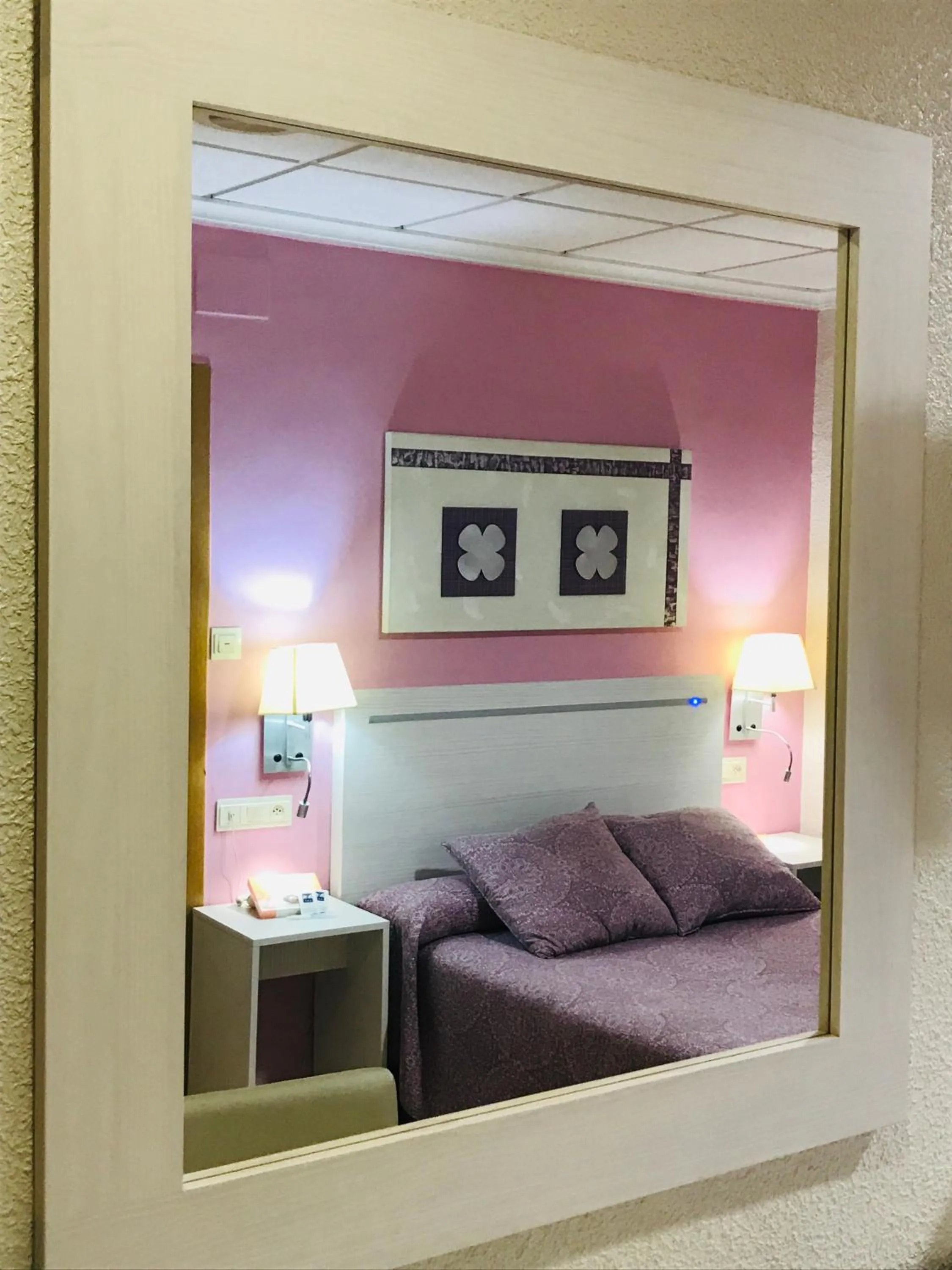 Photo of the whole room, Bed in Manolo