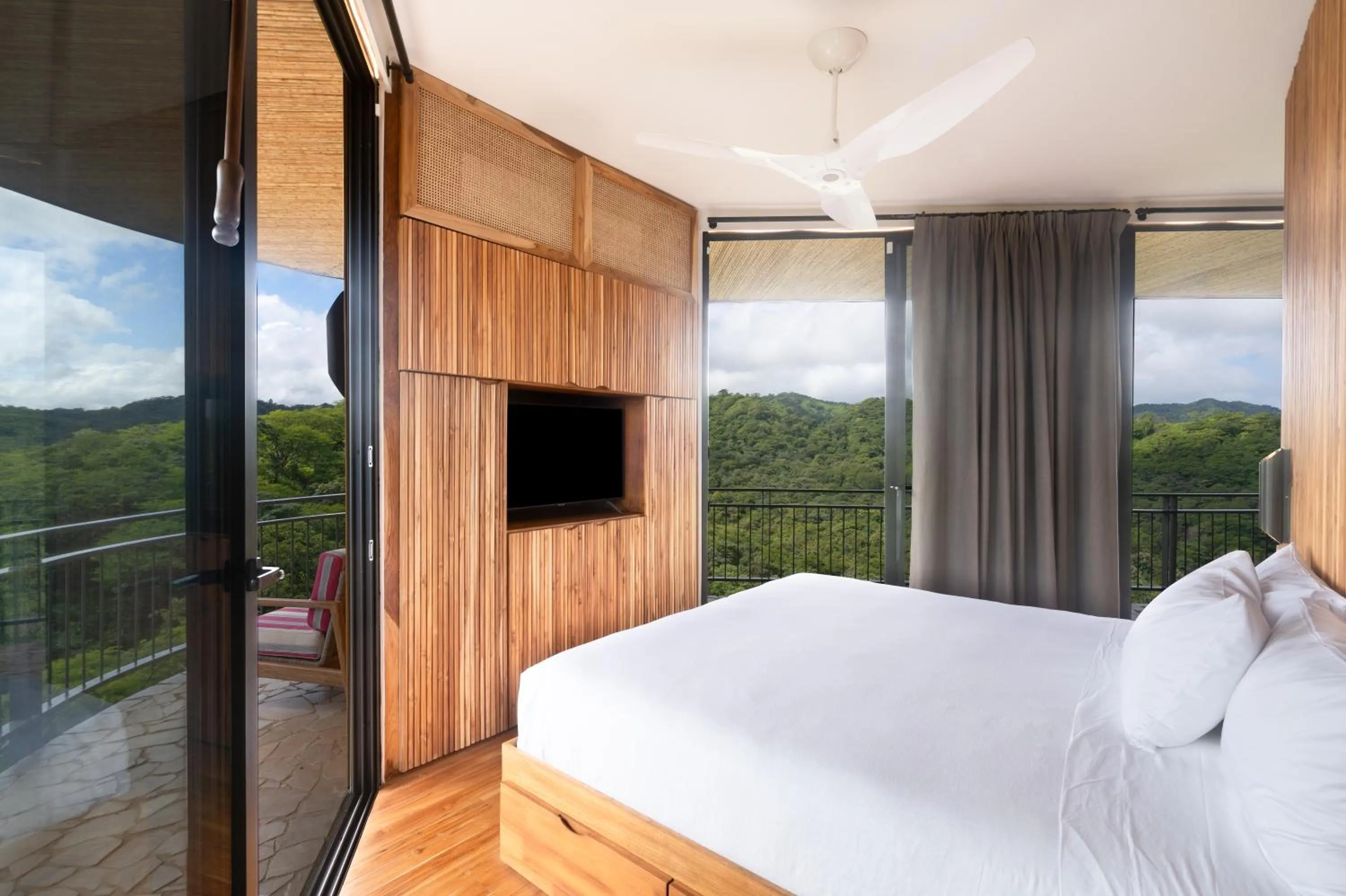 TV and multimedia, Bed in Suitree Experience Hotel