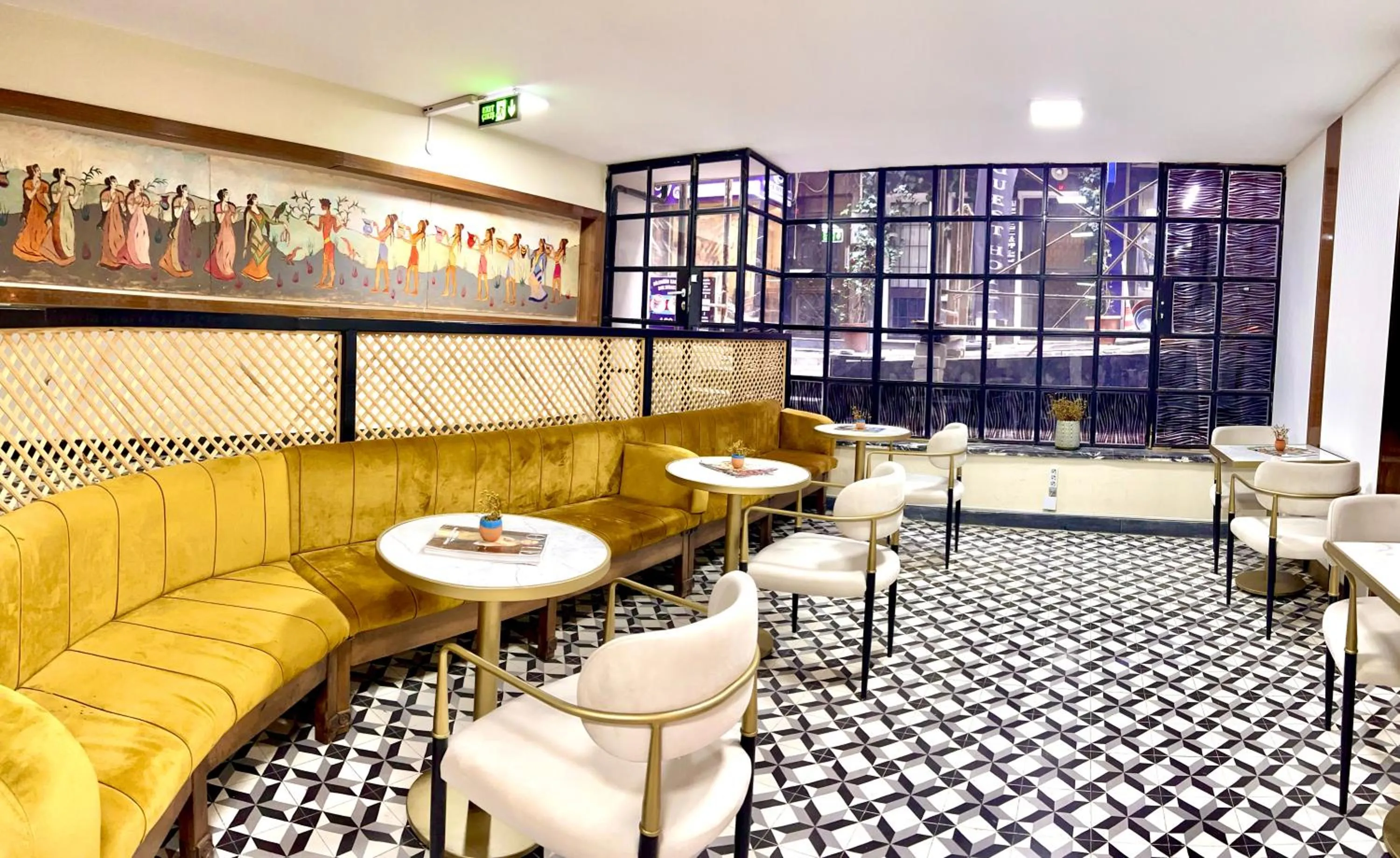 Communal lounge/ TV room in Beşiktaş Guest House