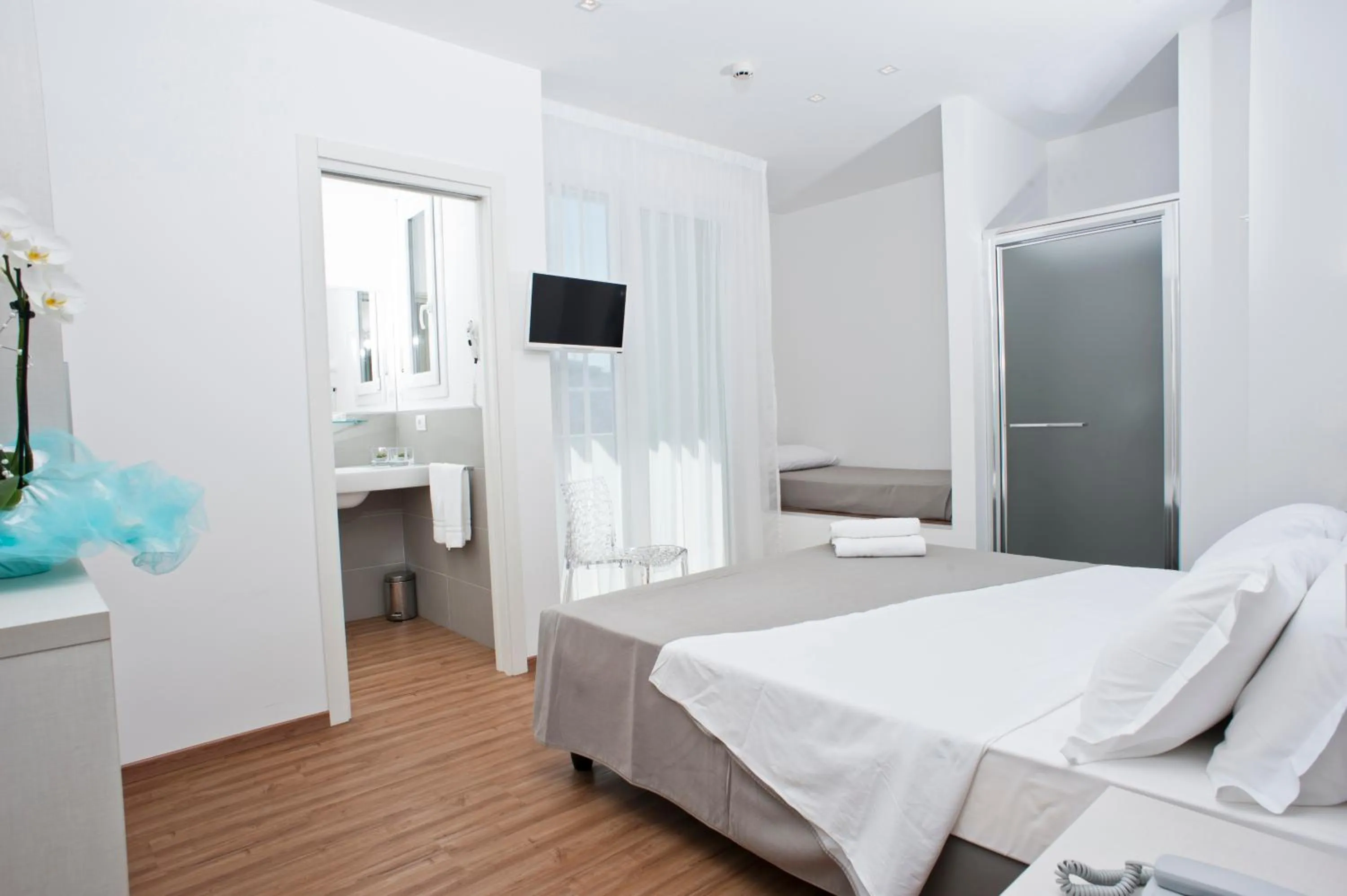 Shower, Bed in Hotel Atlas