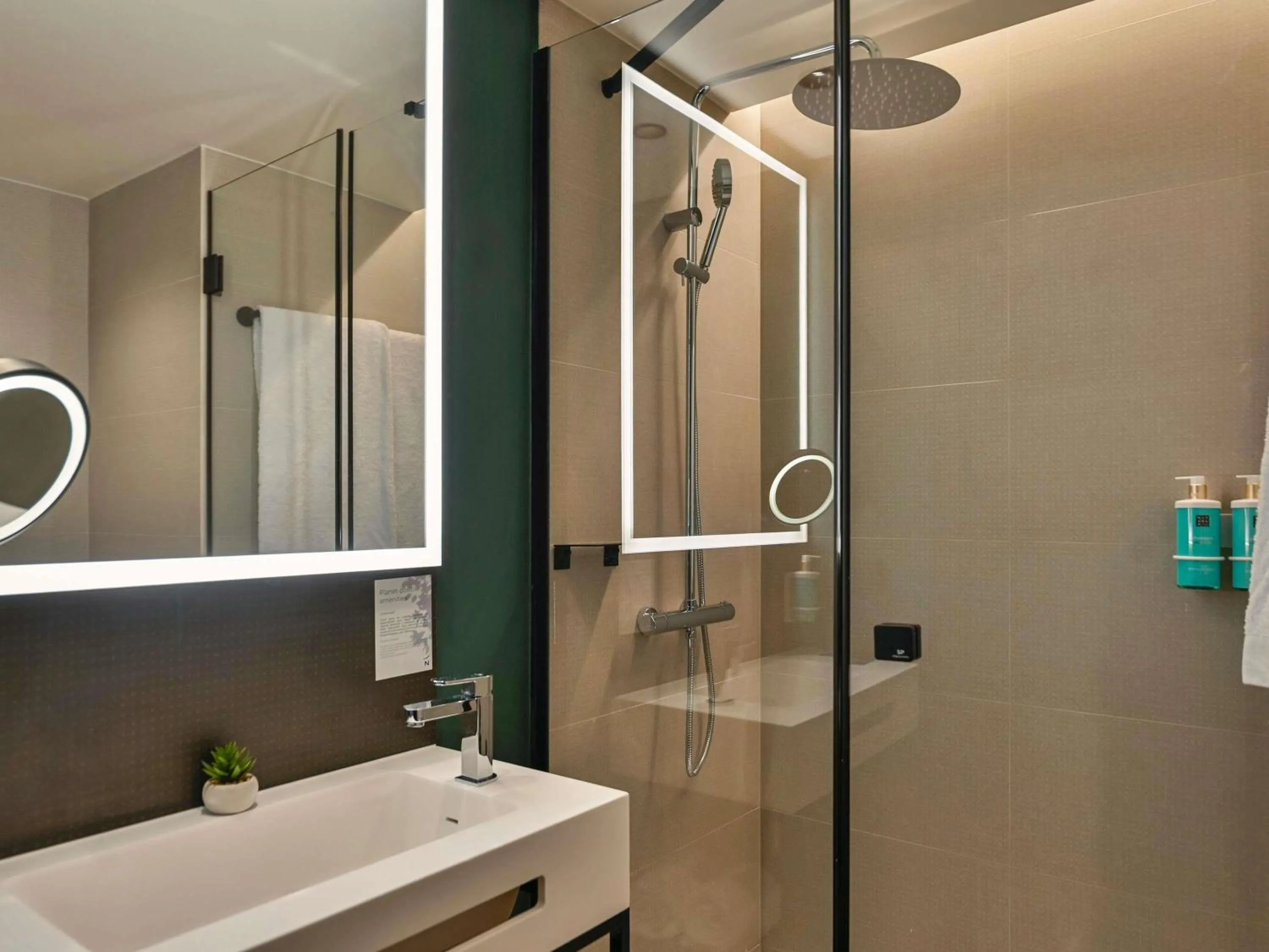 Bedroom in Novotel Valencia Lavant