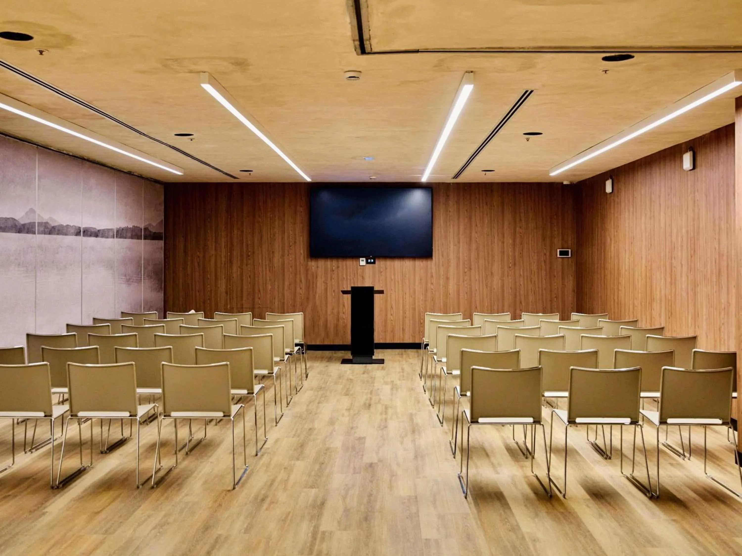 Meeting/conference room in Novotel Valencia Lavant