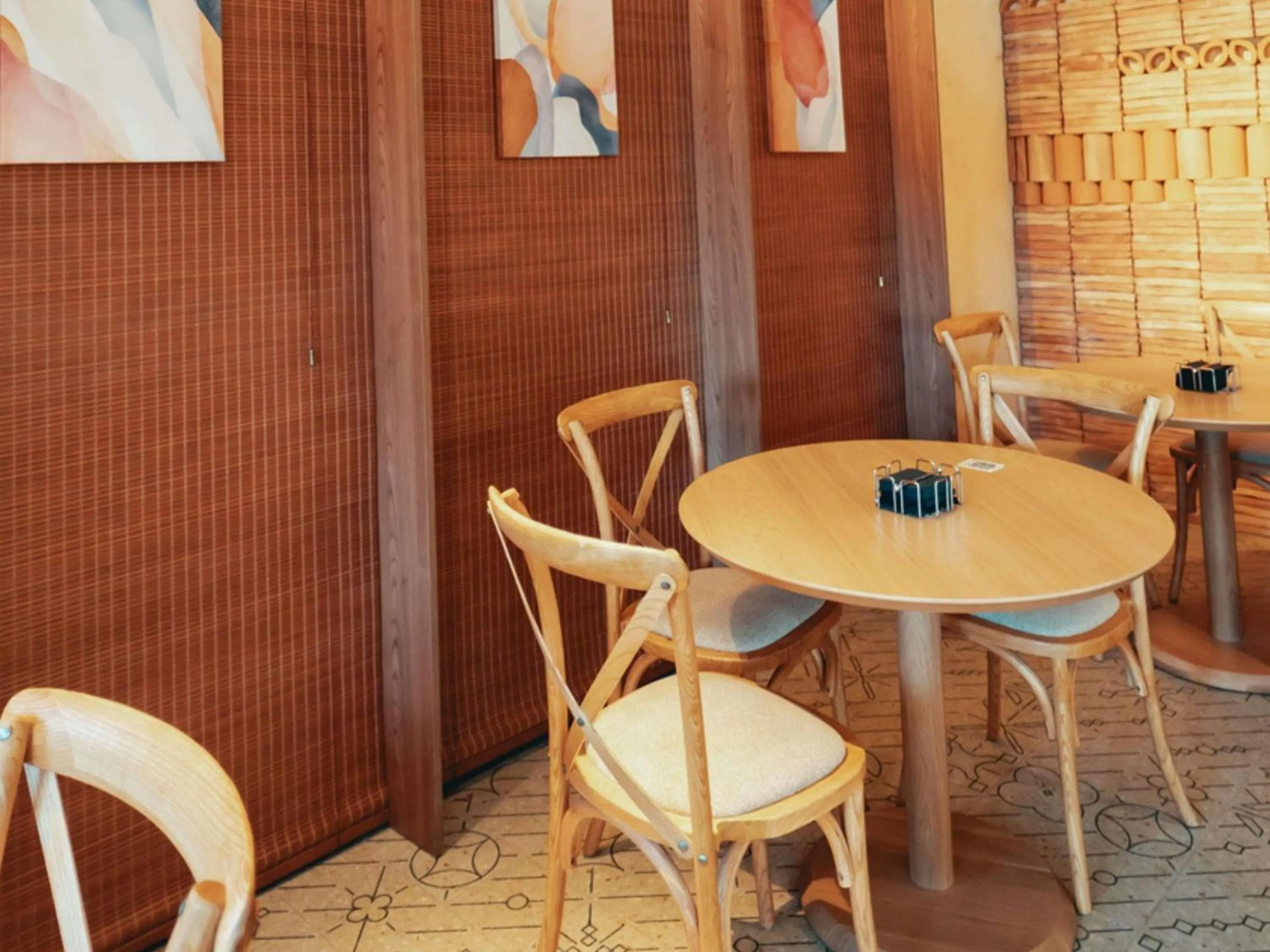 Lounge or bar in Novotel Valencia Lavant