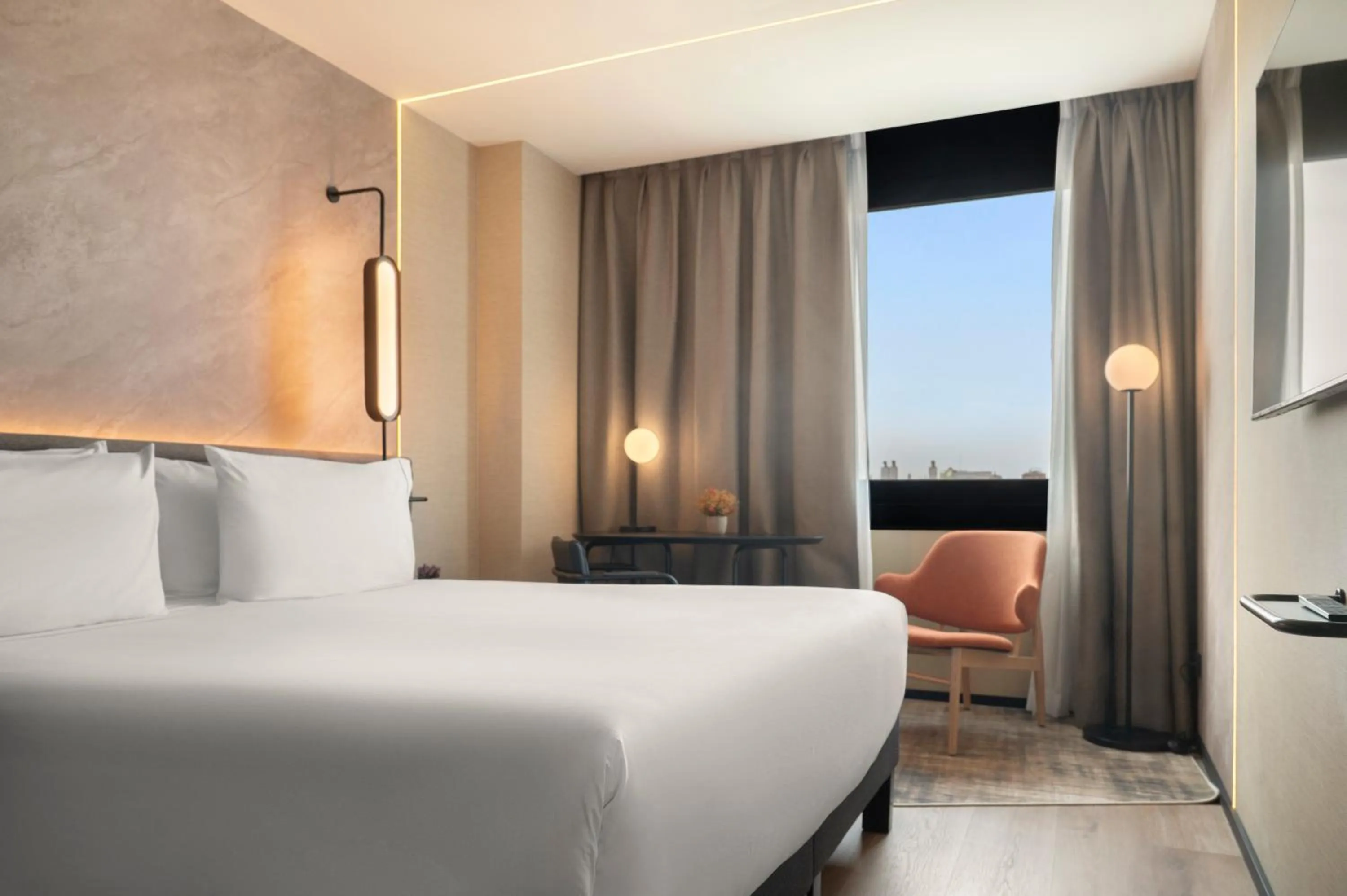 Bed in Novotel Valencia Lavant