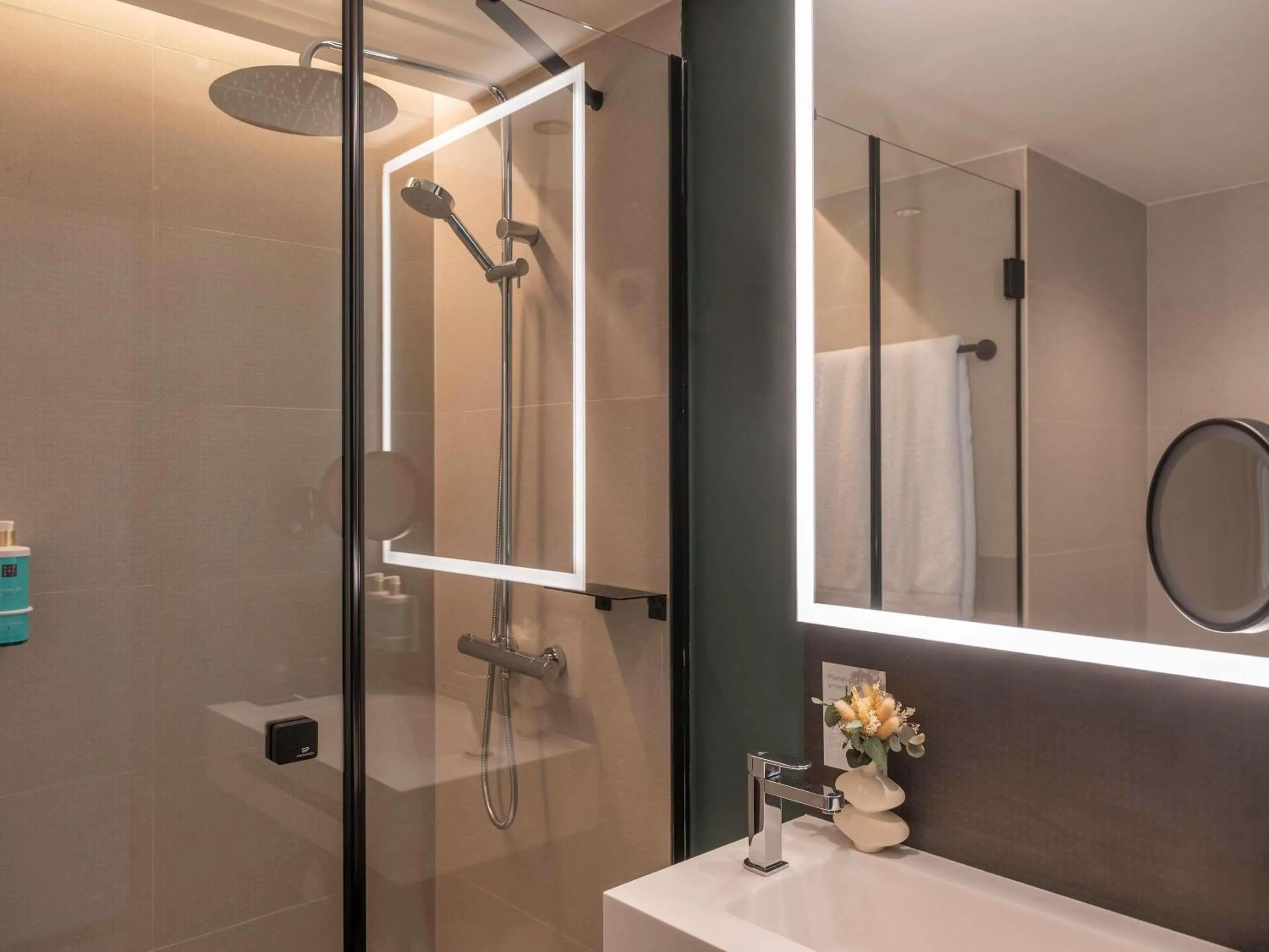 Bedroom in Novotel Valencia Lavant