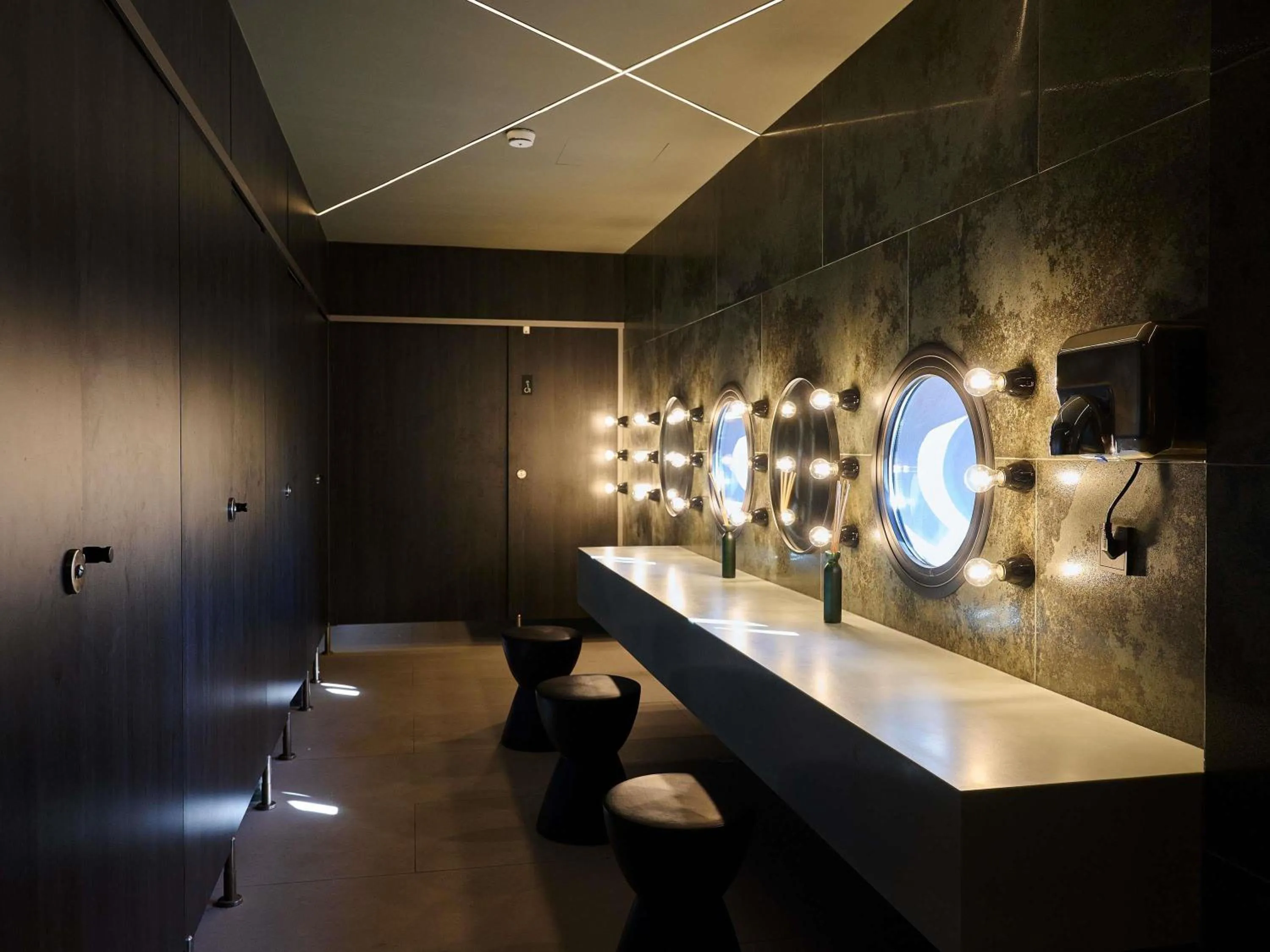 Lounge or bar in Novotel Valencia Lavant