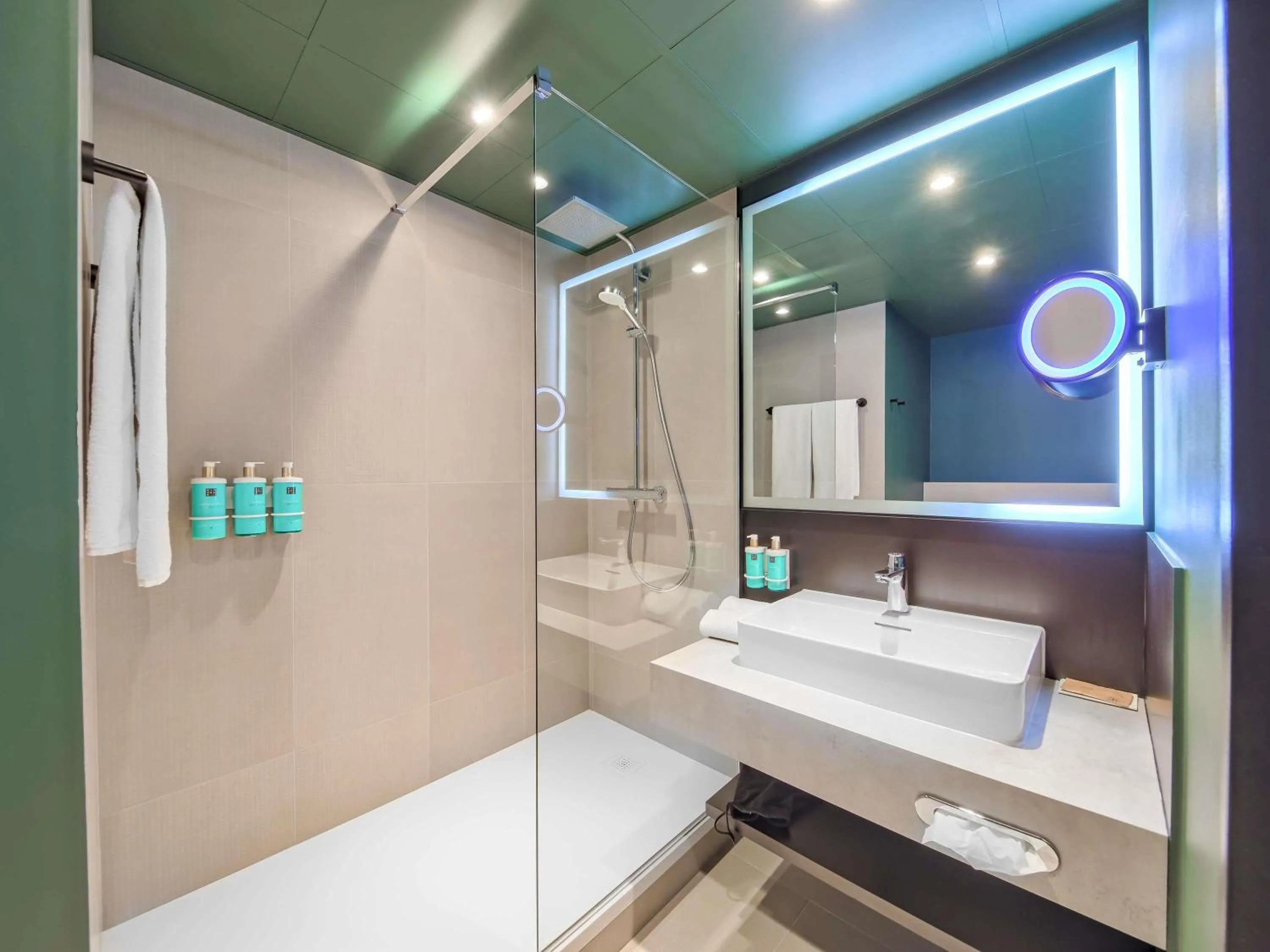 Bedroom in Novotel Valencia Lavant