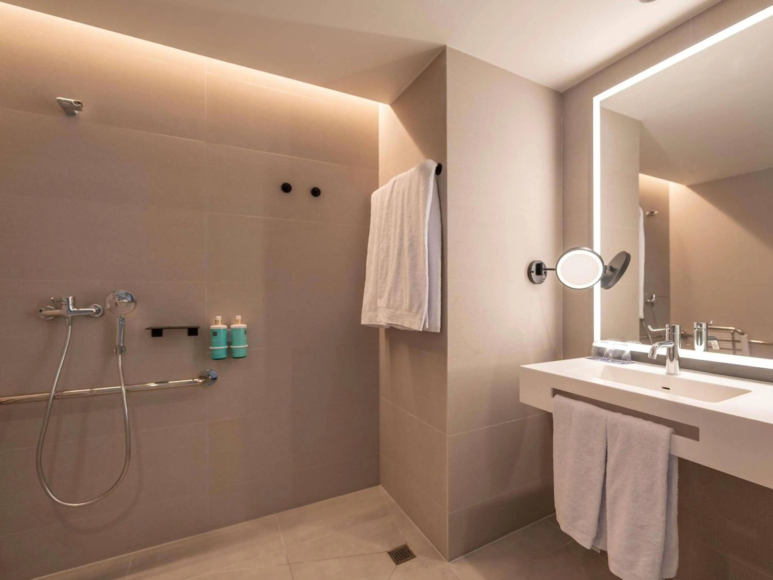 Bedroom in Novotel Valencia Lavant