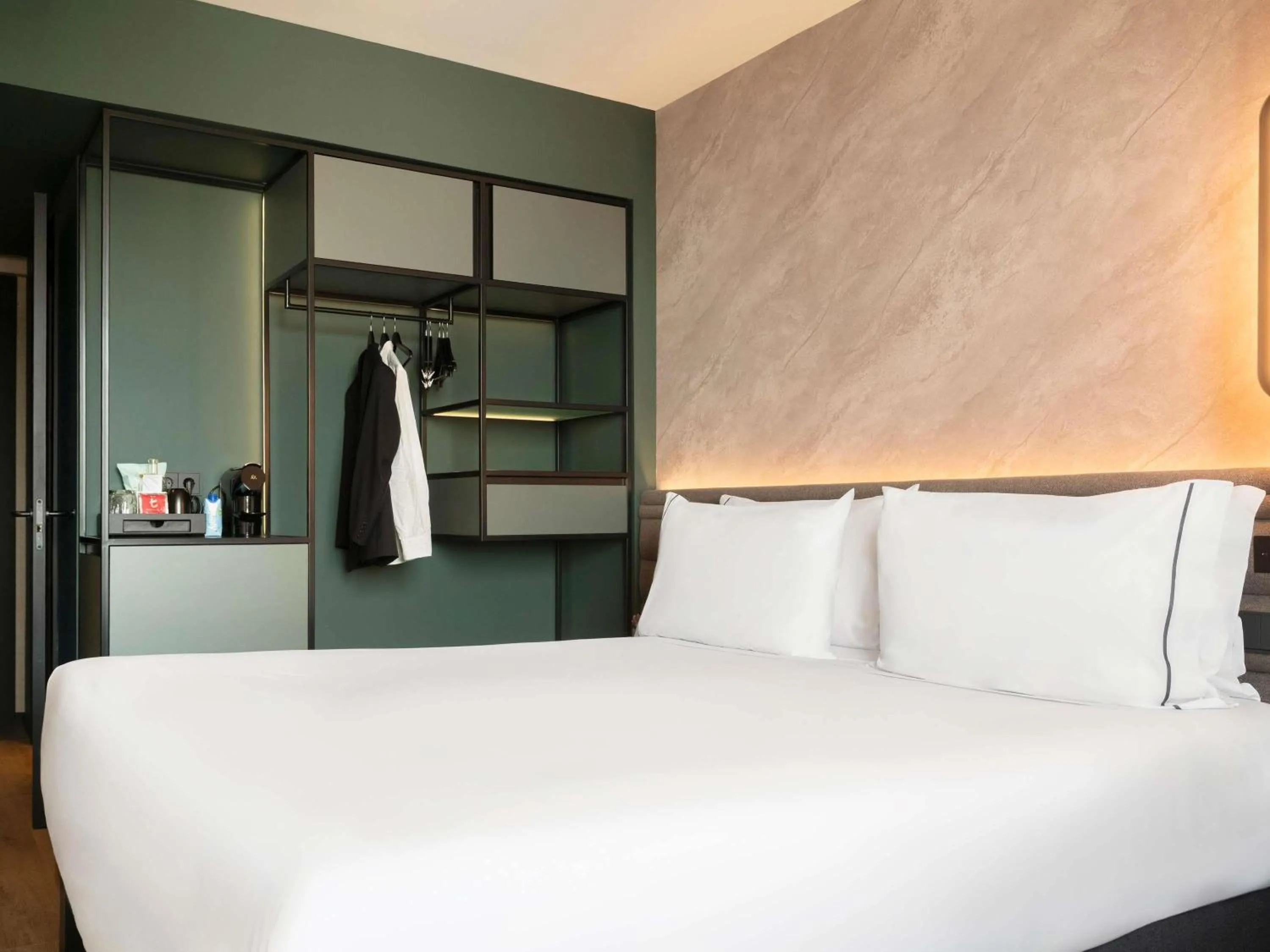 Bedroom, Bed in Novotel Valencia Lavant