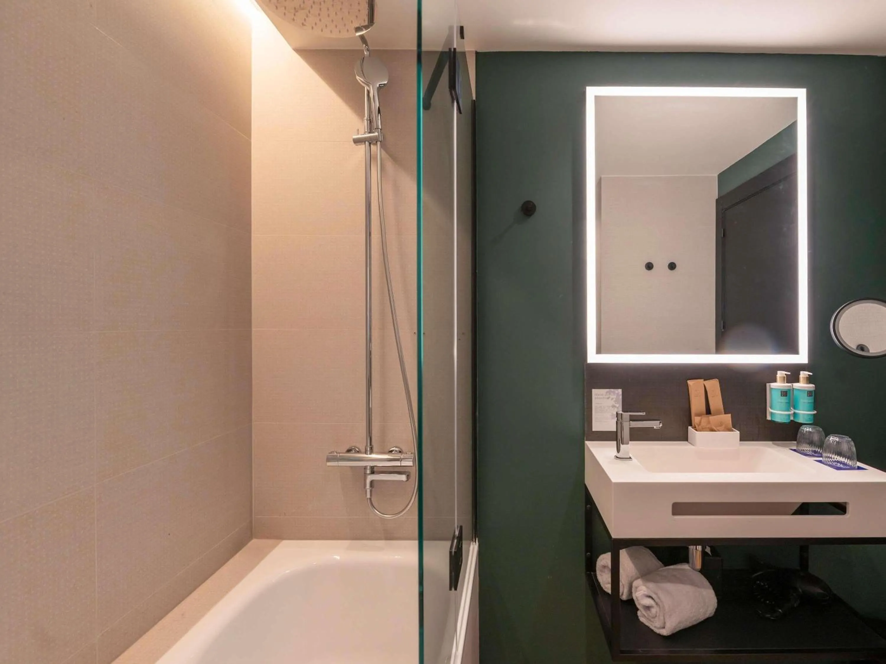 Bedroom in Novotel Valencia Lavant