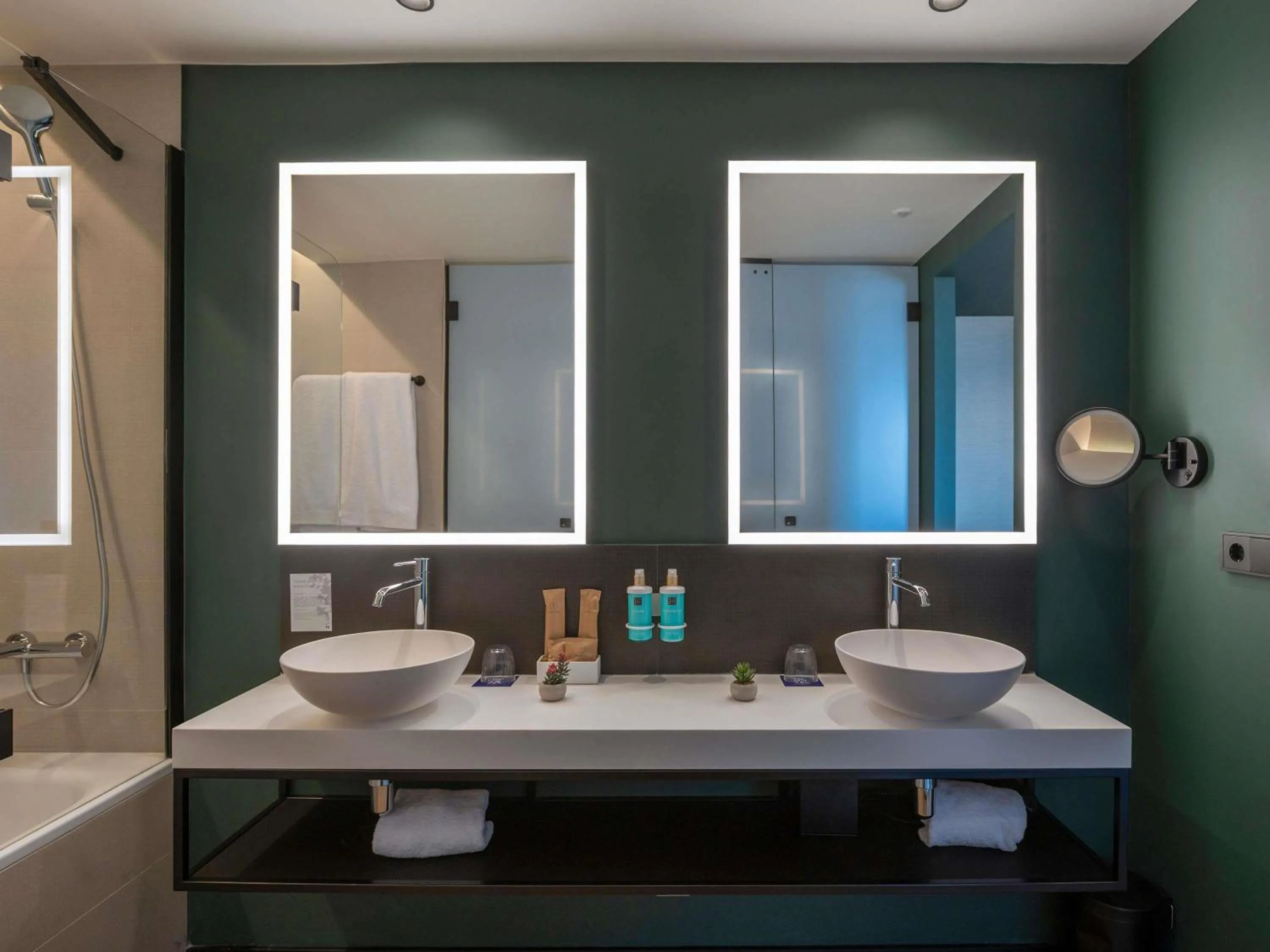 Bedroom in Novotel Valencia Lavant