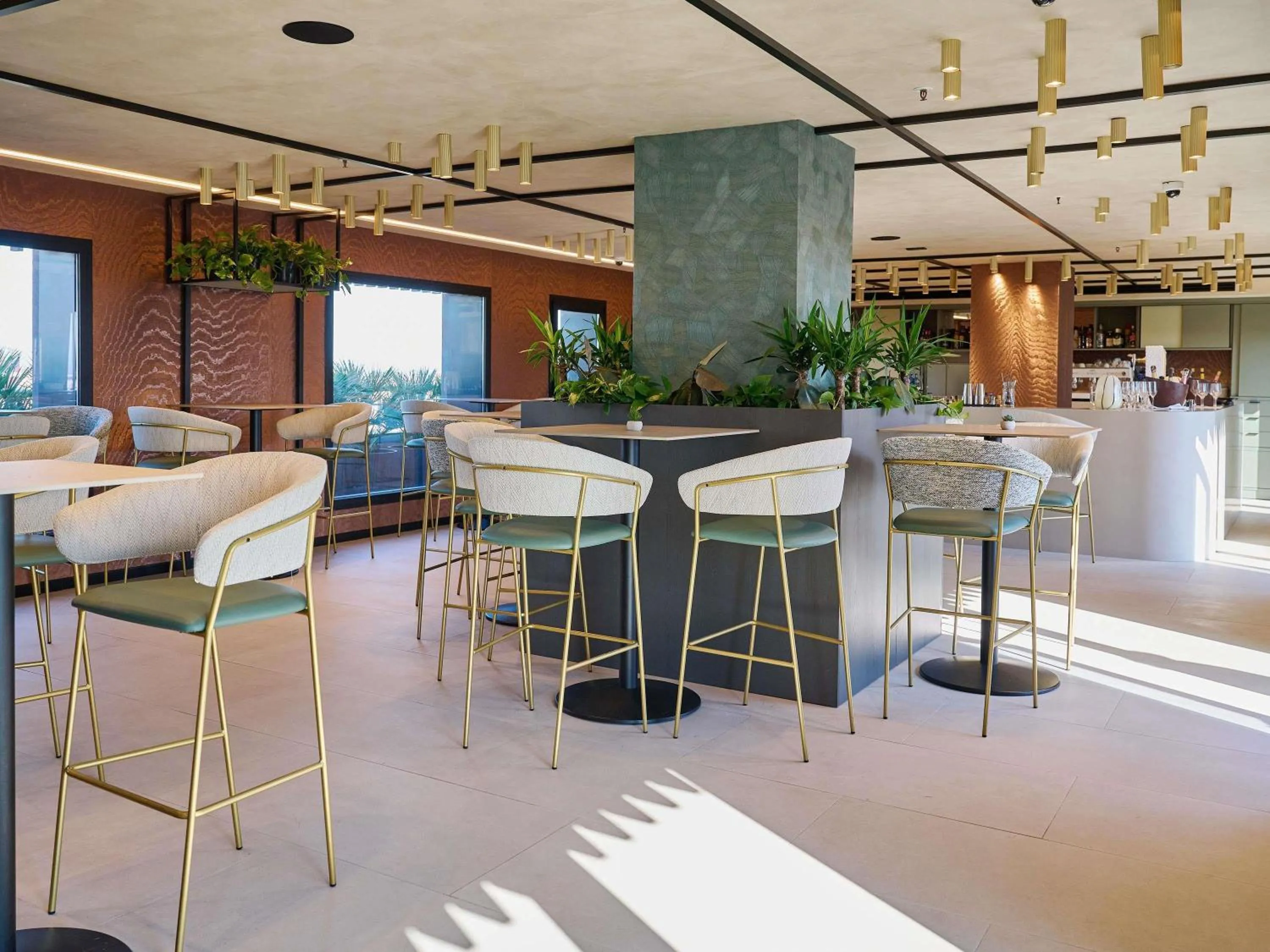 Lounge or bar in Novotel Valencia Lavant