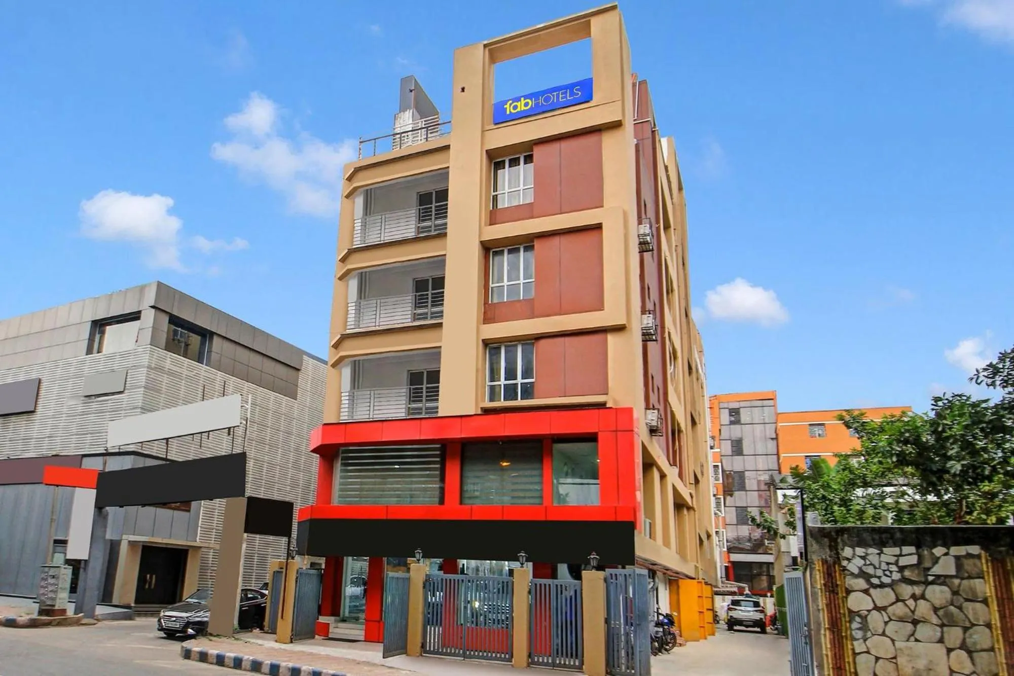 Property building in Super Townhouse Oak Hotel Lake View Royal Near Science City