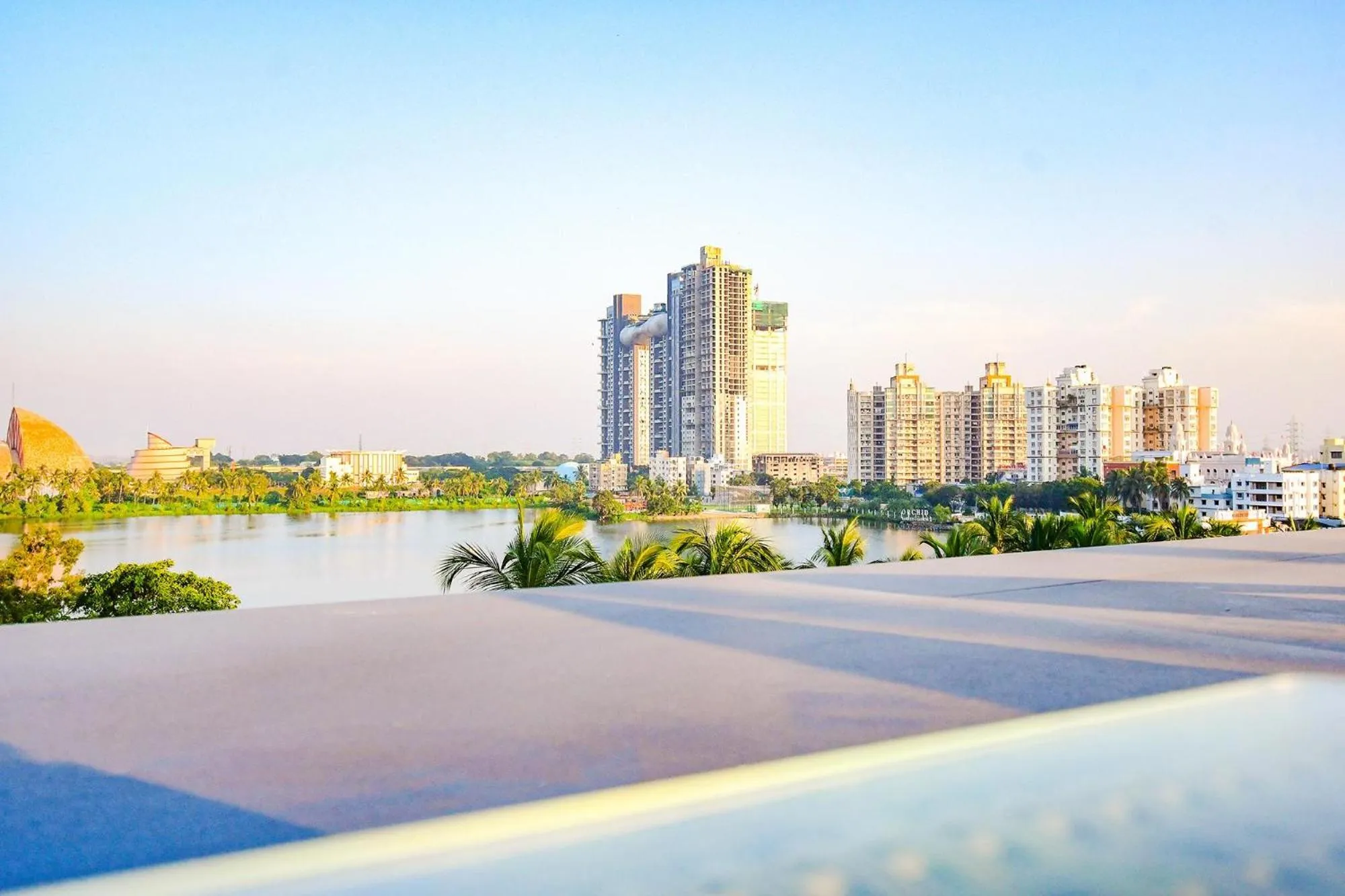 City view in Super Townhouse Oak Hotel Lake View Royal Near Science City