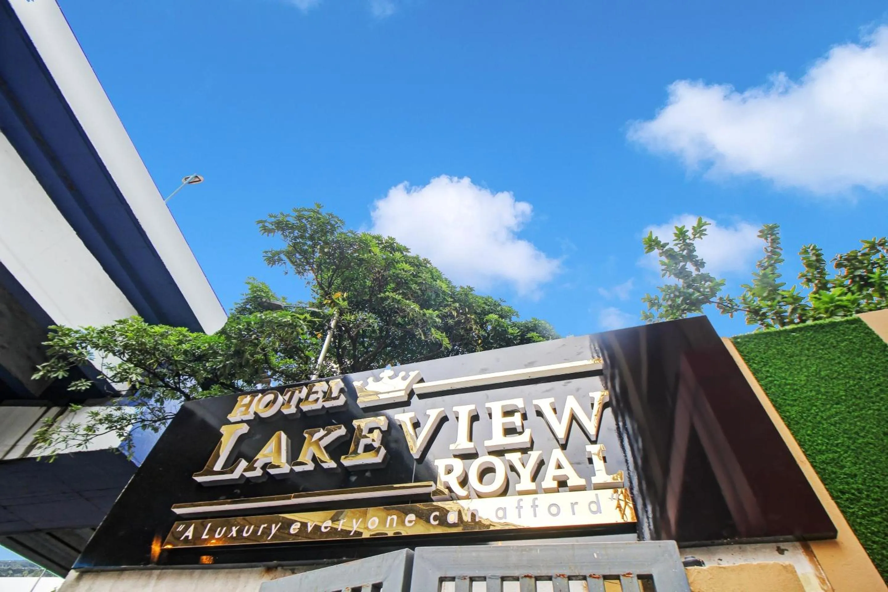 Facade/entrance in FabHotel Lake View I