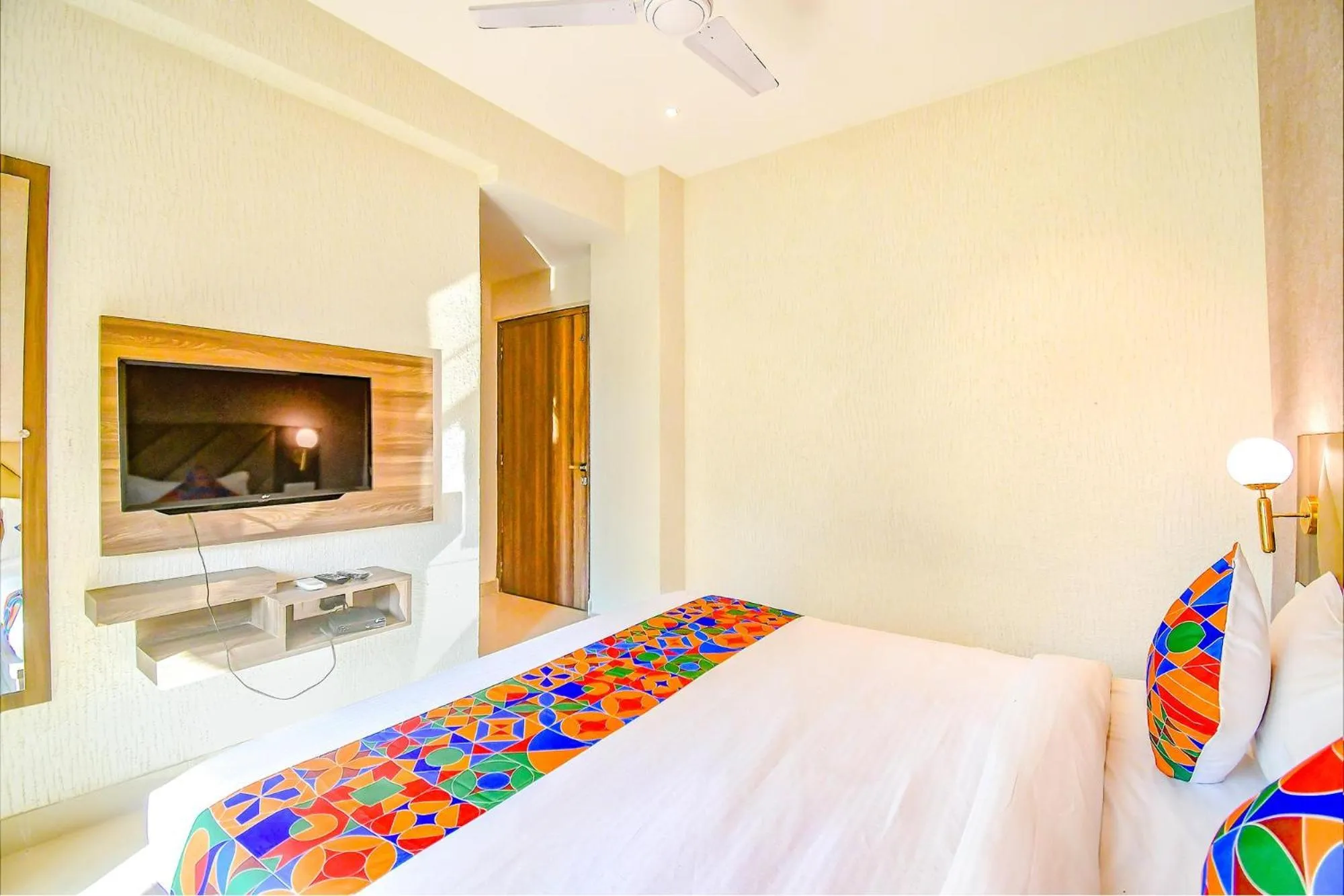 Bed in Super Townhouse Oak Hotel Lake View Royal Near Science City