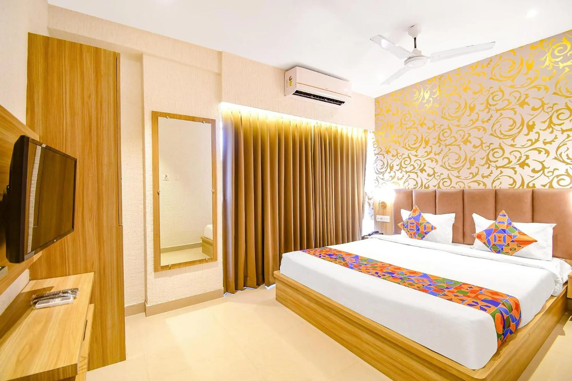 Bed in Super Townhouse Oak Hotel Lake View Royal Near Science City