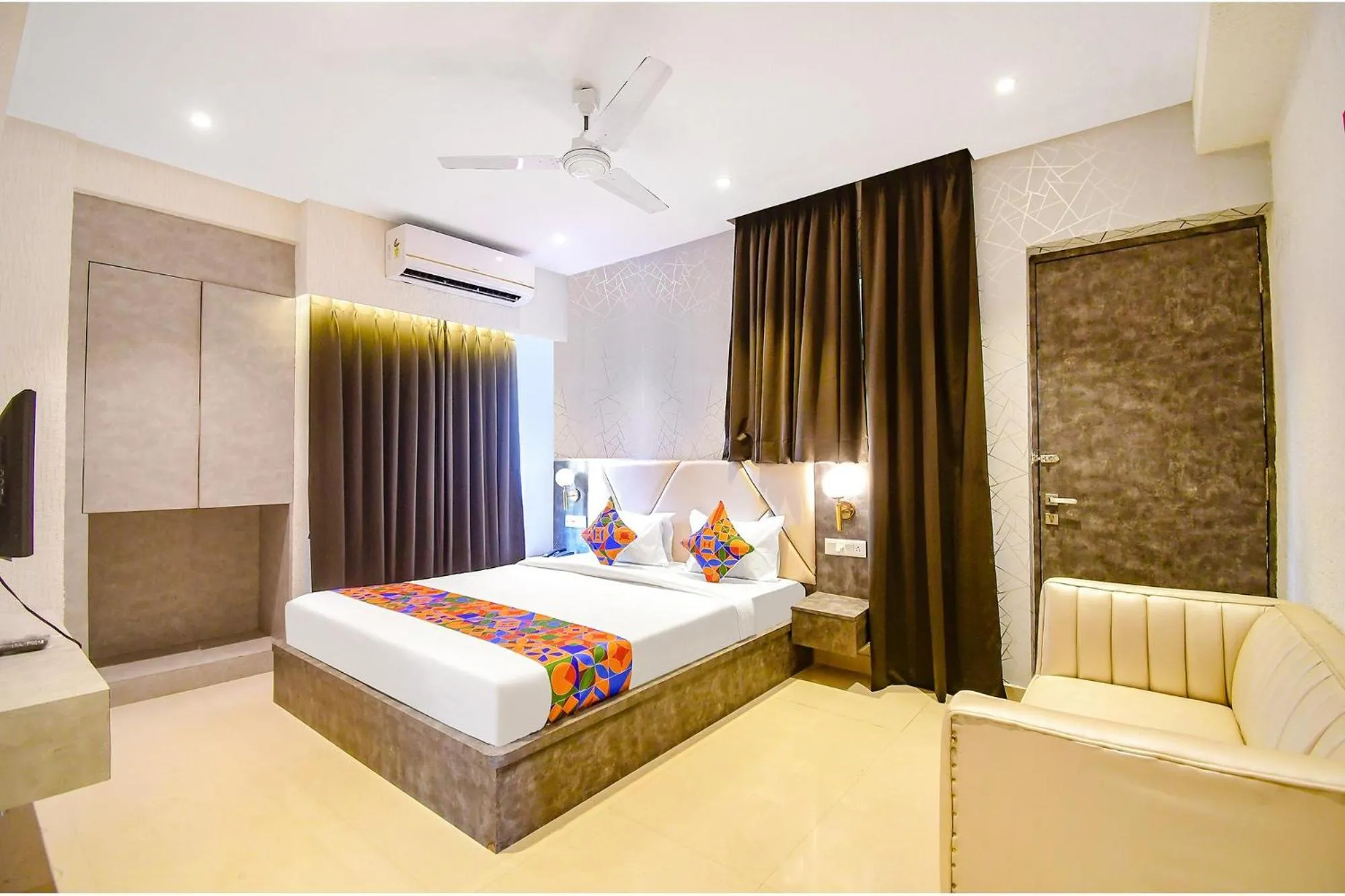 Bed in Super Townhouse Oak Hotel Lake View Royal Near Science City