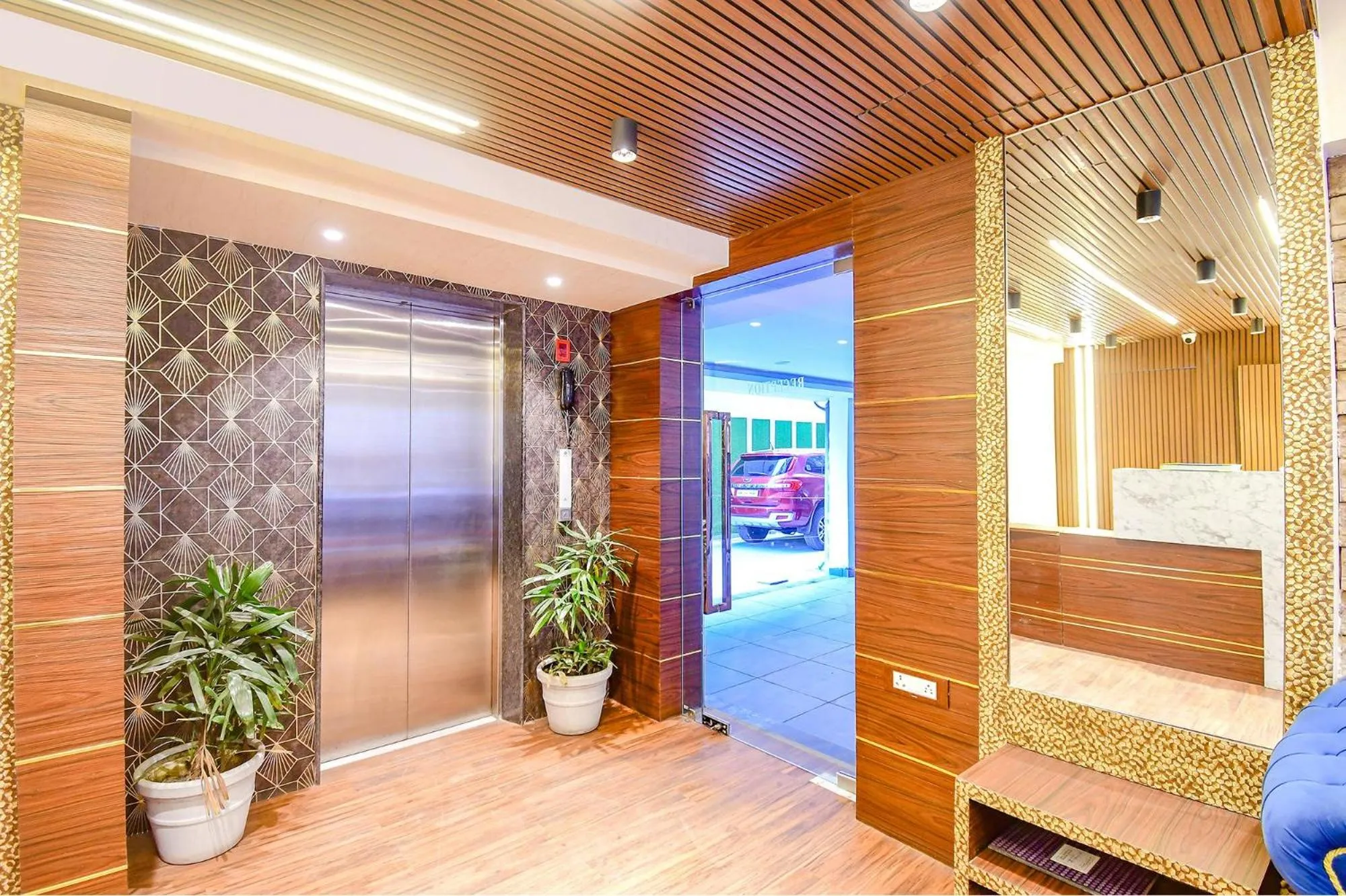 Lobby or reception, Bed in Super Townhouse Oak Hotel Lake View Royal Near Science City