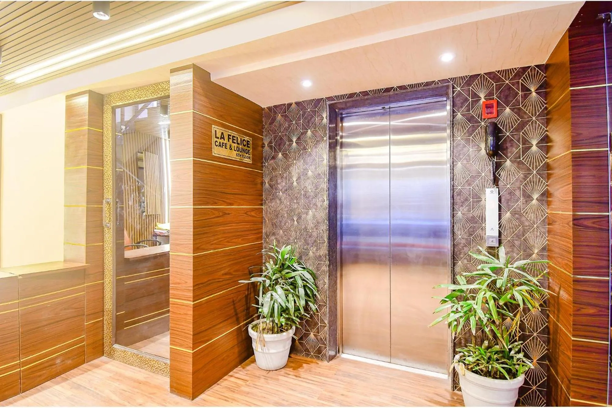 Lobby or reception in Super Townhouse Oak Hotel Lake View Royal Near Science City