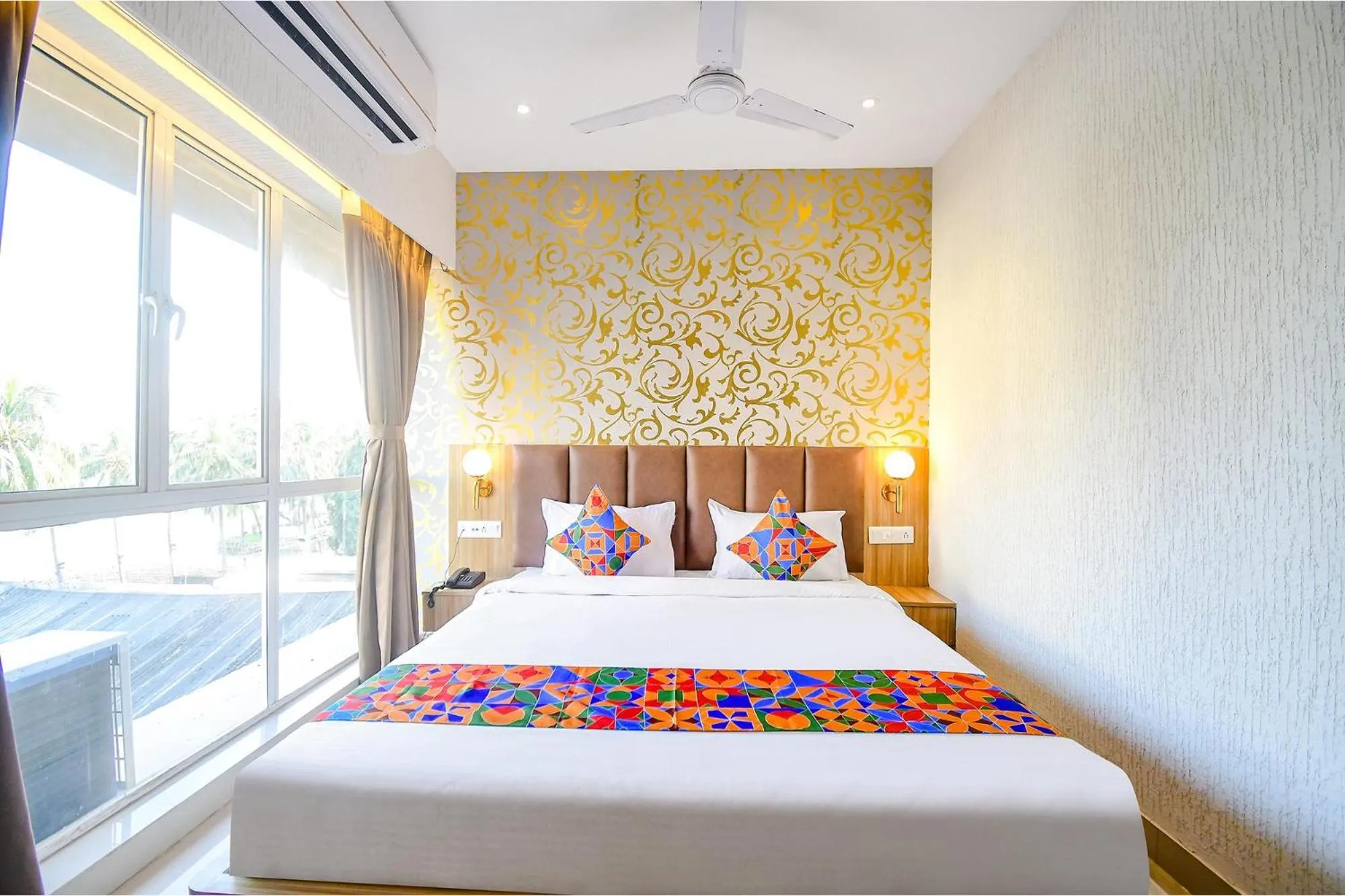 Bed in Super Townhouse Oak Hotel Lake View Royal Near Science City