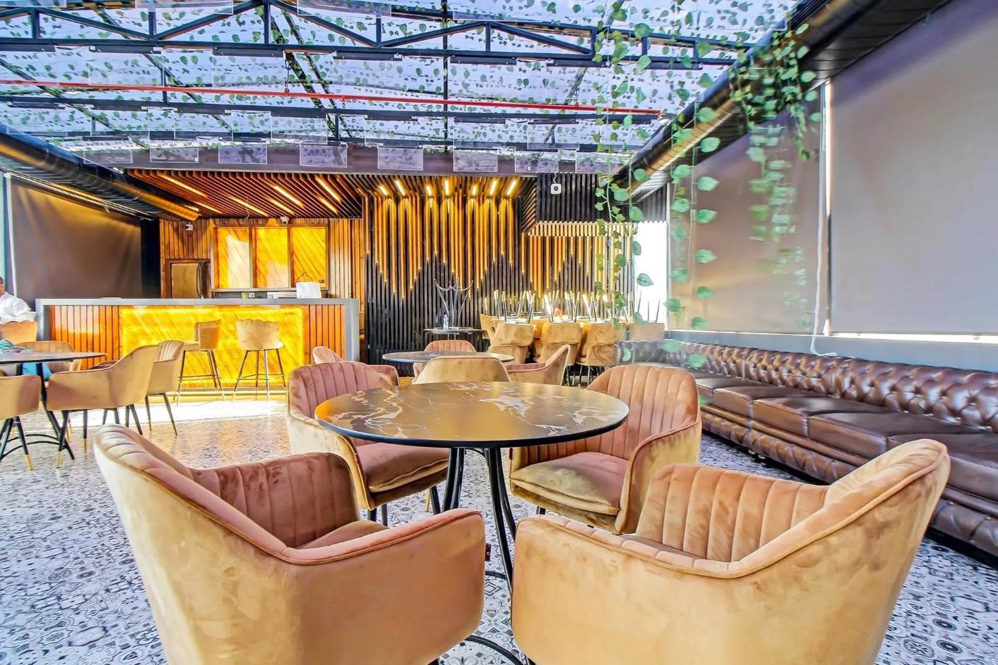 Dining area in Super Townhouse Oak Hotel Lake View Royal Near Science City