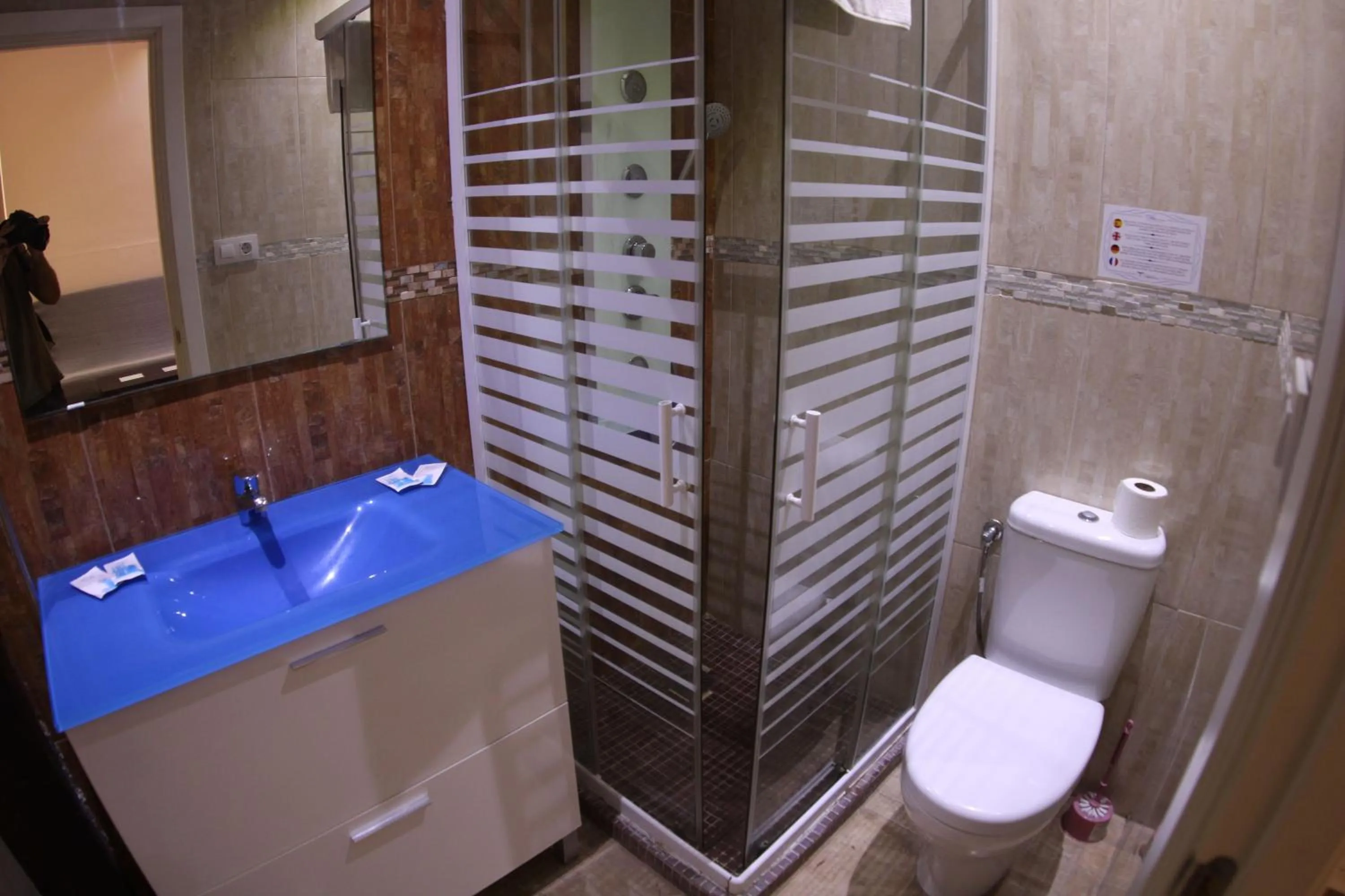 Shower in Apartamentos Marina Internacional