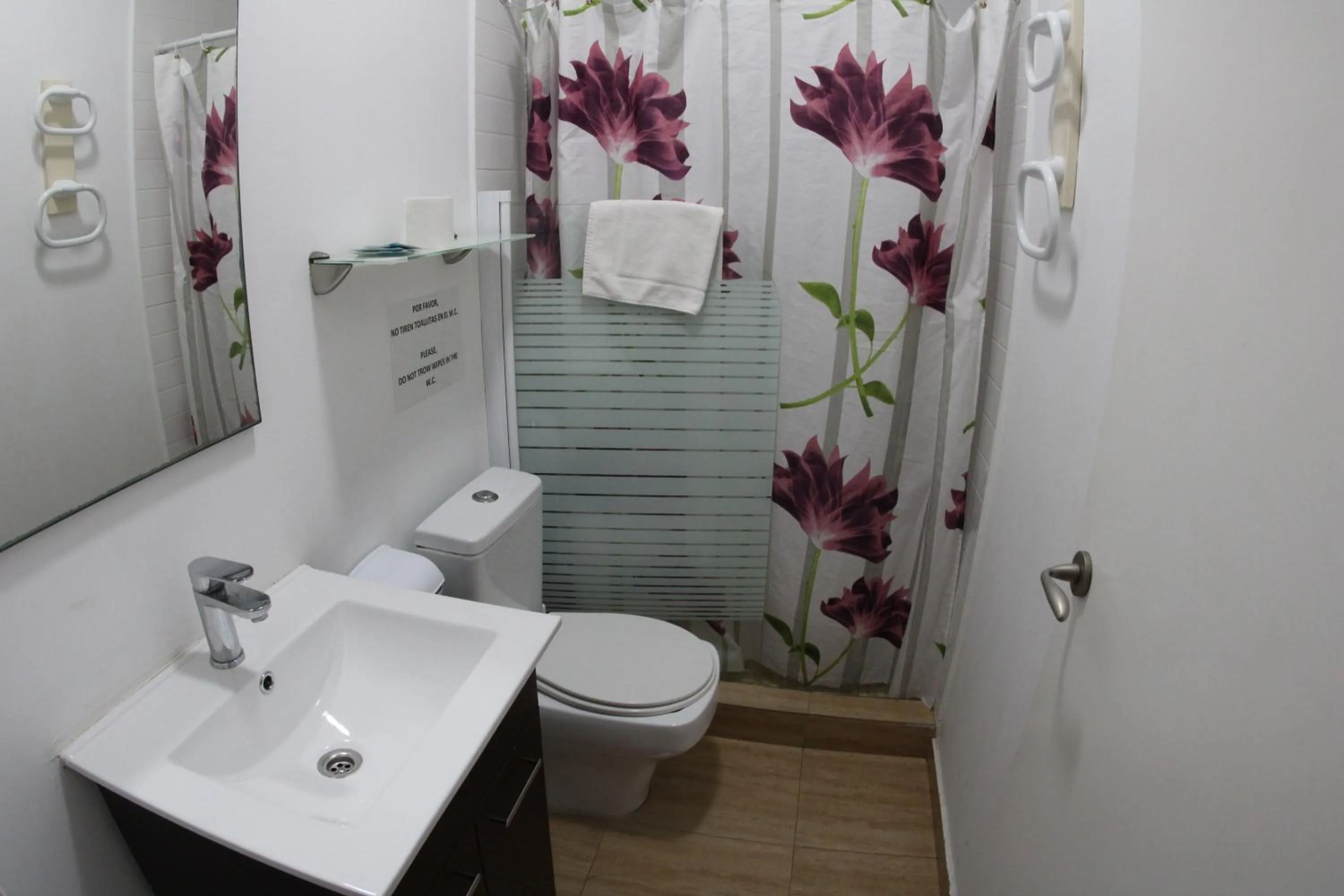 Shower in Apartamentos Marina Internacional