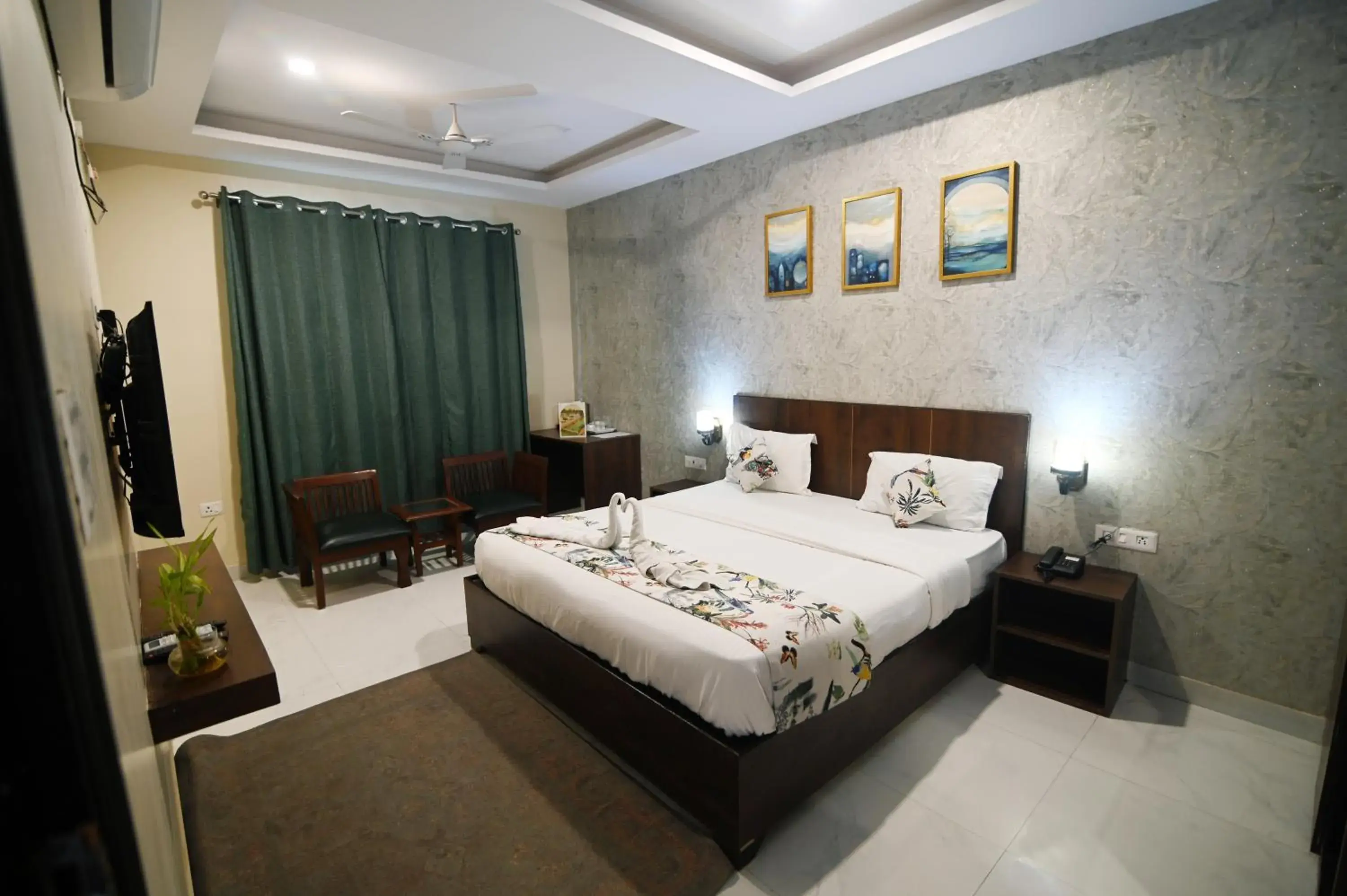 Bedroom, Bed in Jaswinder Bhawan - By The Ganges Bedroom, Bed in Jaswinder Bhawan - By The Ganges