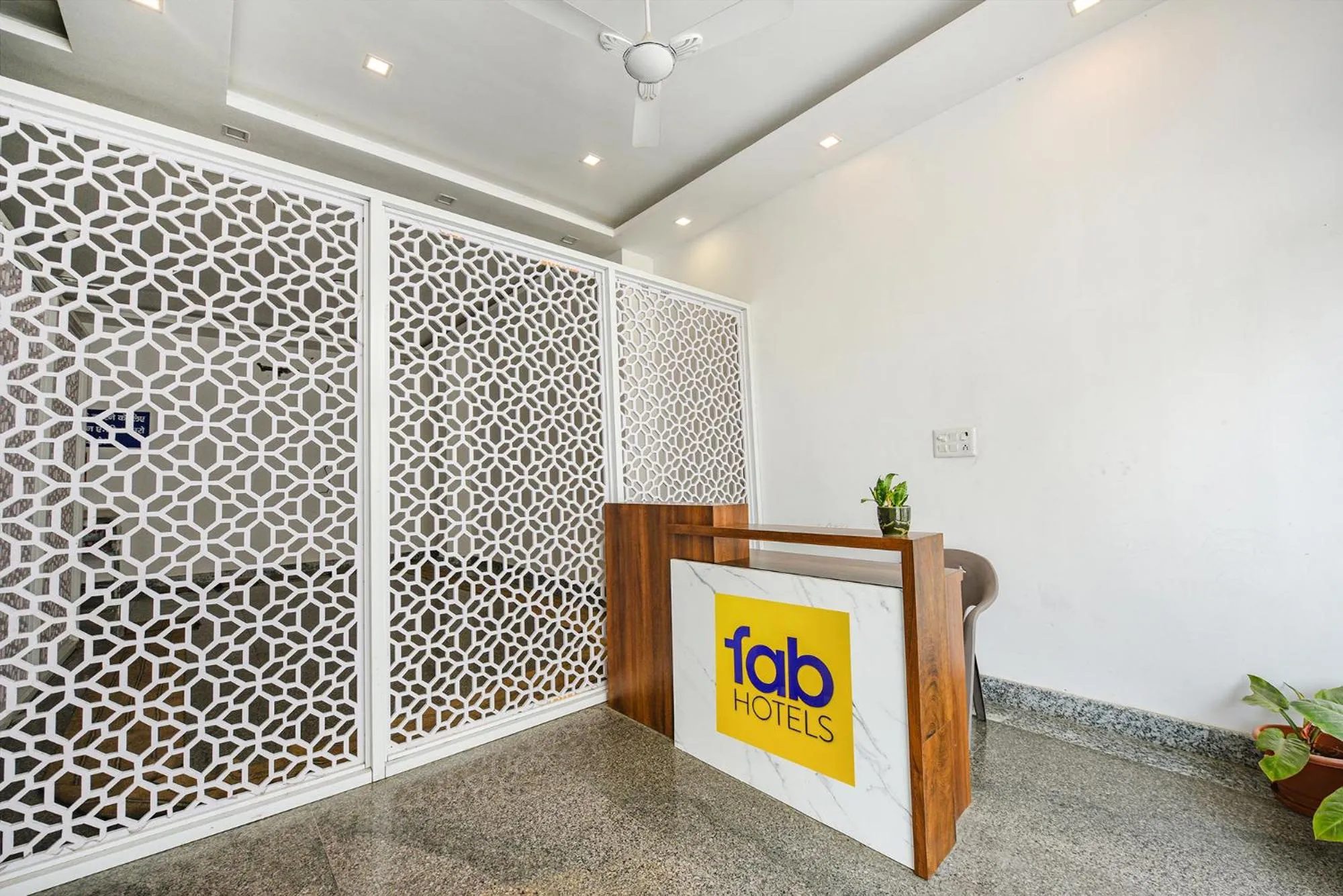 Lobby or reception in FabHotel Jaswinder Bhawan