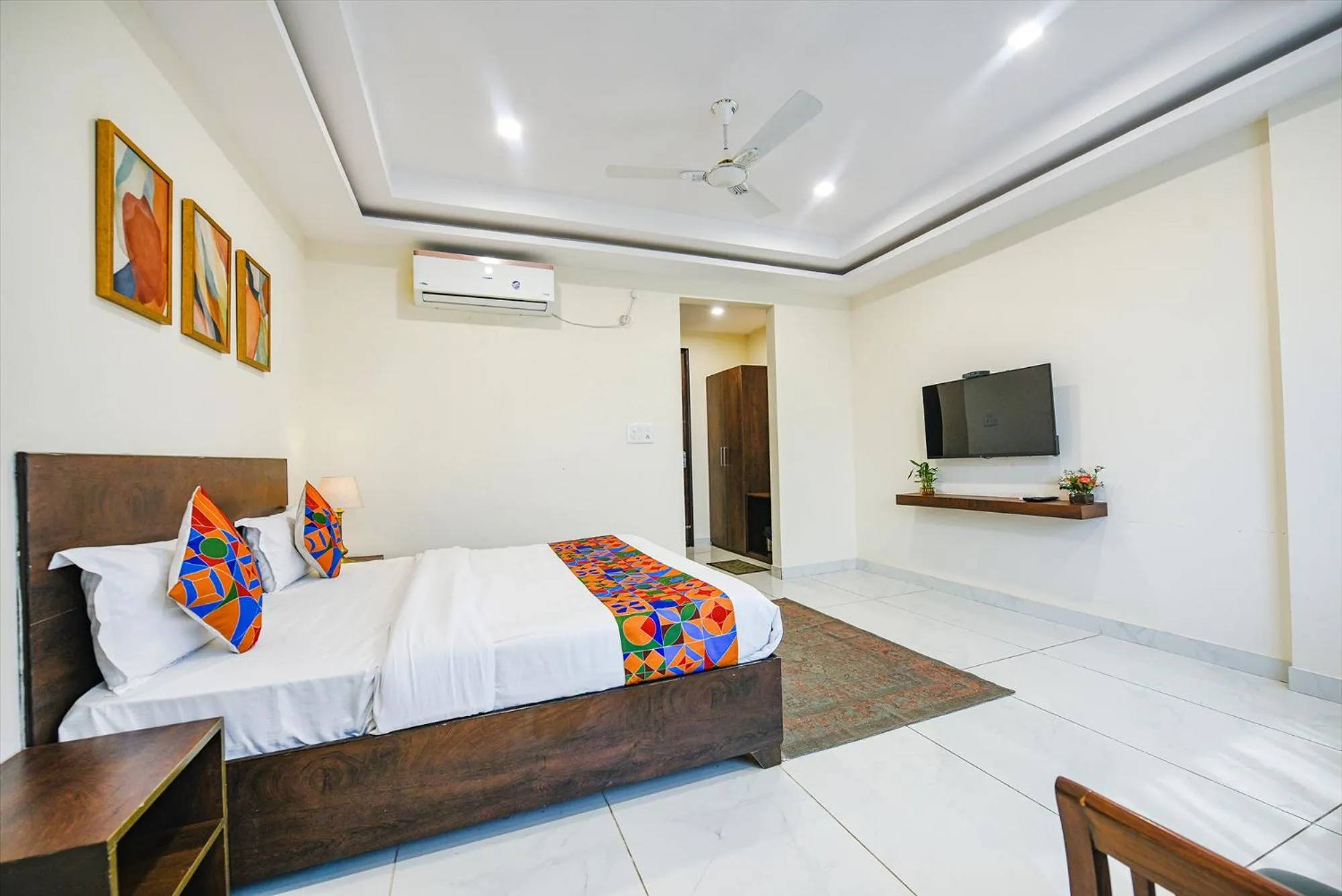 Bed in FabHotel Jaswinder Bhawan