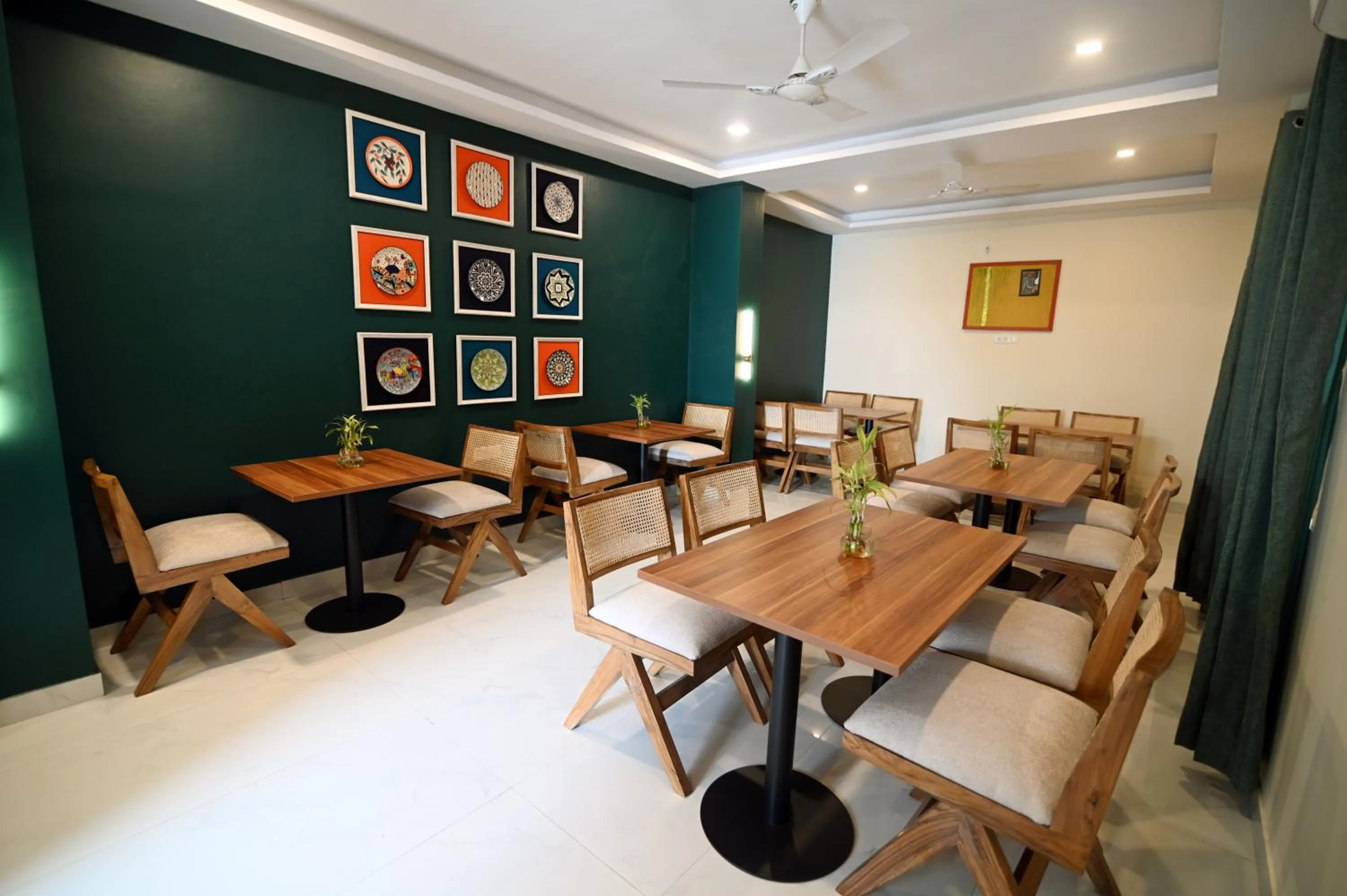 Restaurant/places to eat in Jaswinder Bhawan - By The Ganges