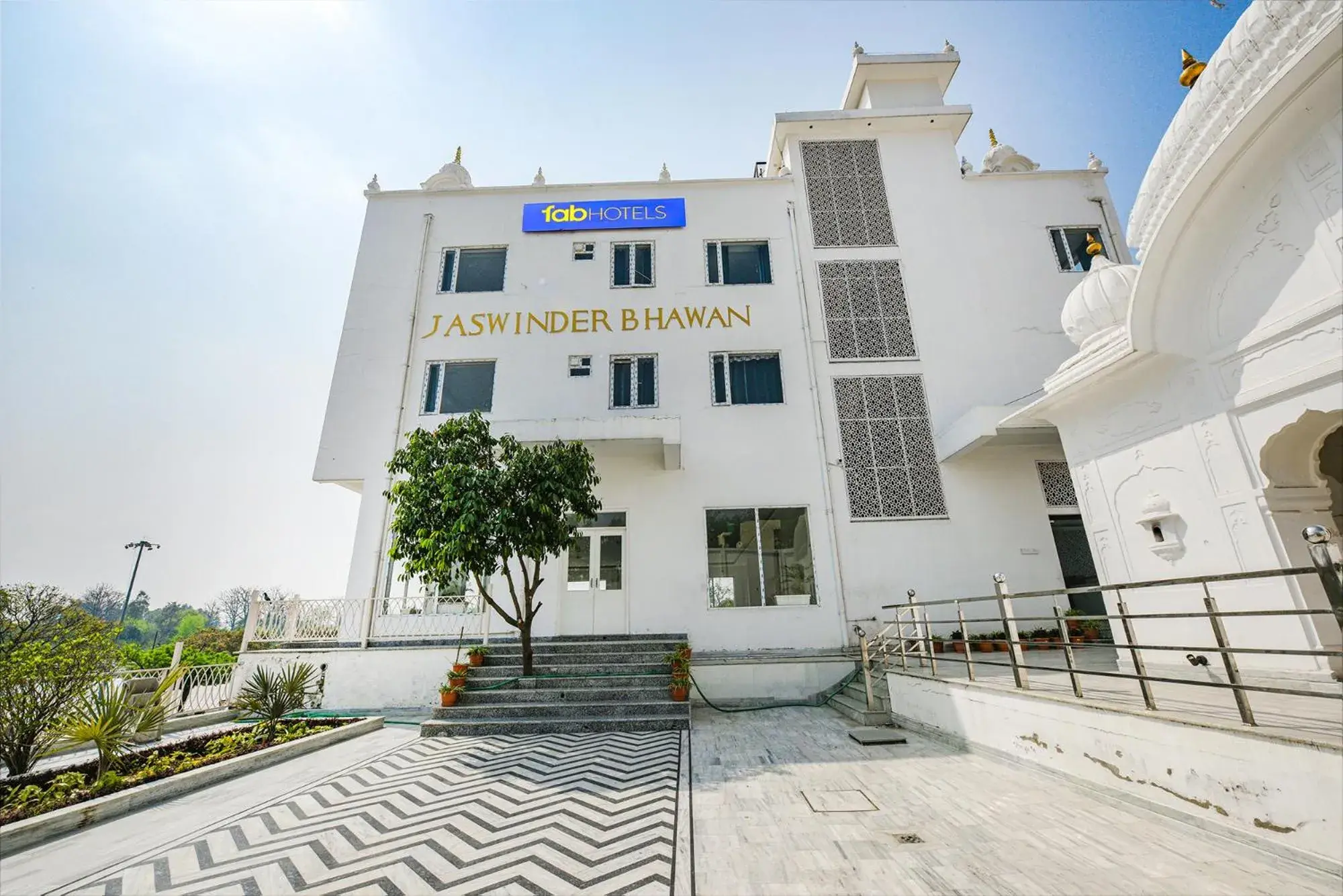 Property building in FabHotel Jaswinder Bhawan Property building in FabHotel Jaswinder Bhawan