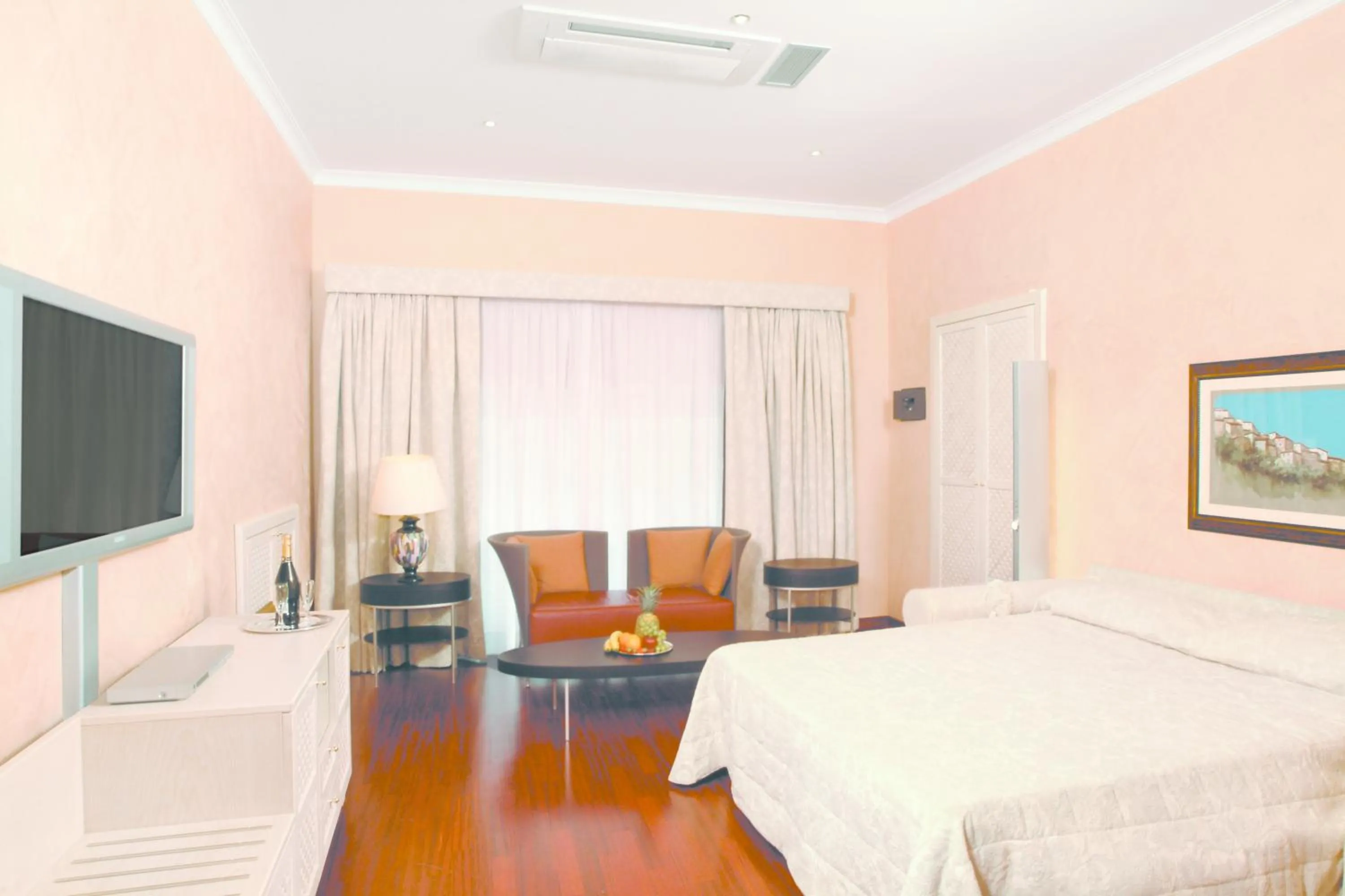 Photo of the whole room, Bed in Colosseo Studio Suite